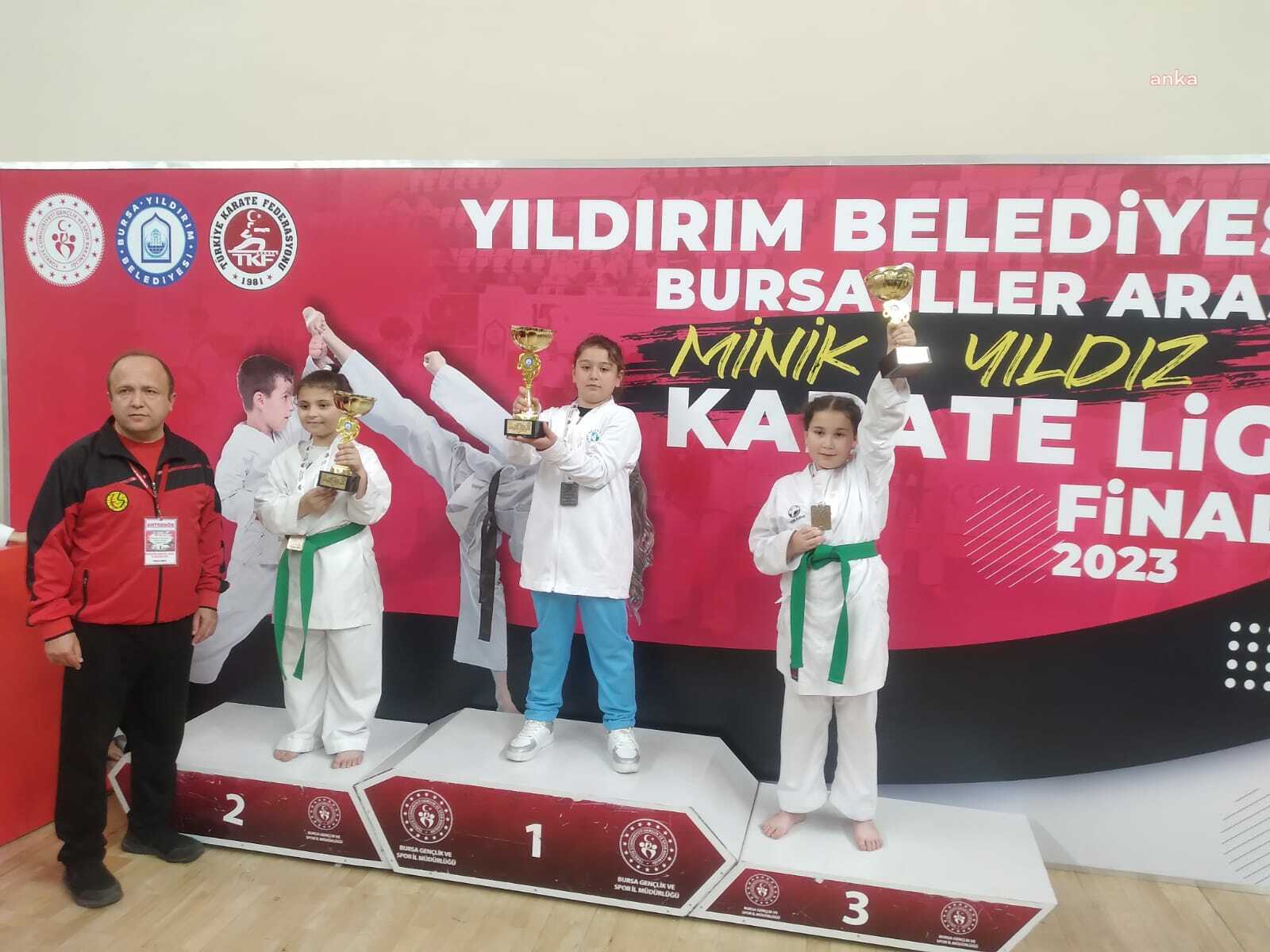 İZMİTLİ KARATECİLER BURSA’DAN MADALYAYLA DÖNDÜ
