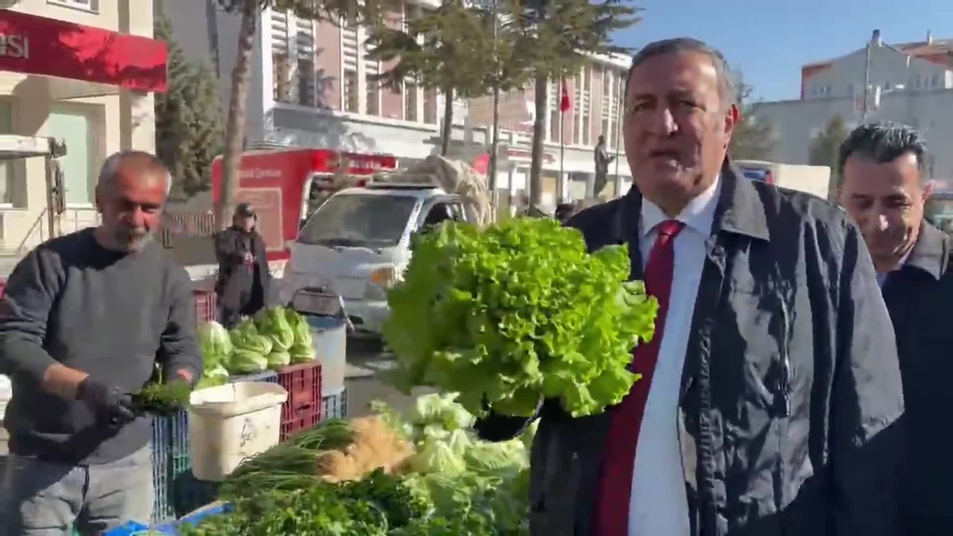 ÖMER FETHİ GÜRER: "SALATALIK VE DOMATESİN 20 LİRANIN ÜSTÜNDE OLDUĞU BİR ORTAMDA DAR GELİRLİ VATANDAŞ NASIL GEÇİNECEK?"