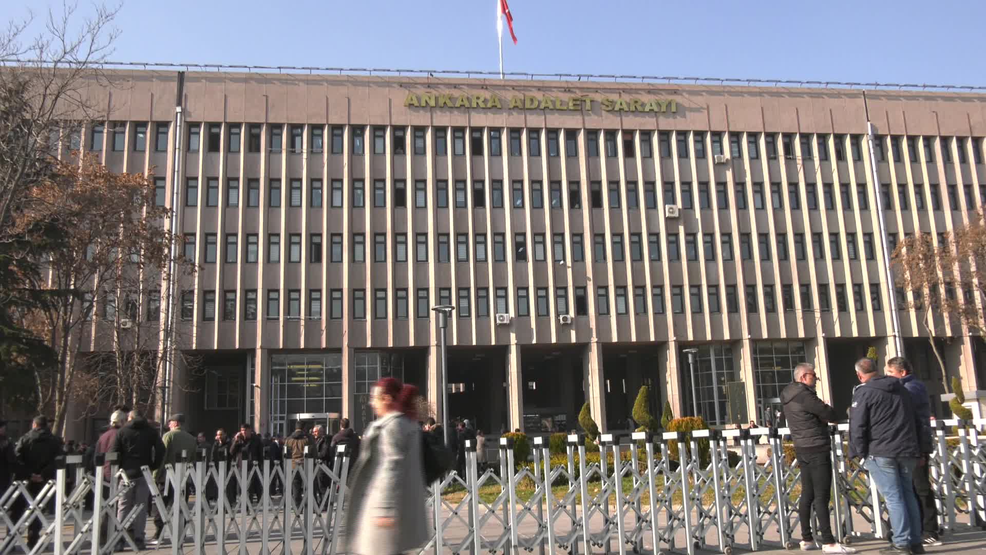 ANKARA’DA AVUKATLAR, TEHLİKE ALTINDAKİ MESLEKTAŞLARI İÇİN YÜRÜDÜ: "ADALET, DEMOKRASİ VE DAHA İYİ BİR DÜNYA İÇİN YAŞAMLARIMIZI ORTAYA KOYMAKTAN VAZGEÇMEYECEĞİZ"