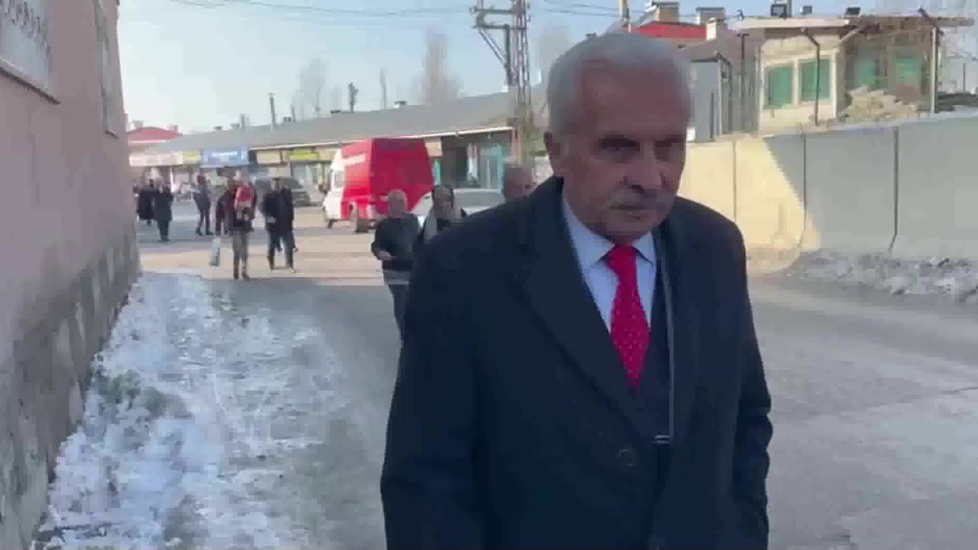 VANLI VATANDAŞ: ÇOCUĞUMU 6 SENE OKUTTUM. ŞİMDİ EVDE OTURMUŞ, ÇARŞIYA BİLE ÇIKMIYOR, ÇAY PARASI YOKTUR CEBİNDE. ALLAH KABUL EDER Mİ