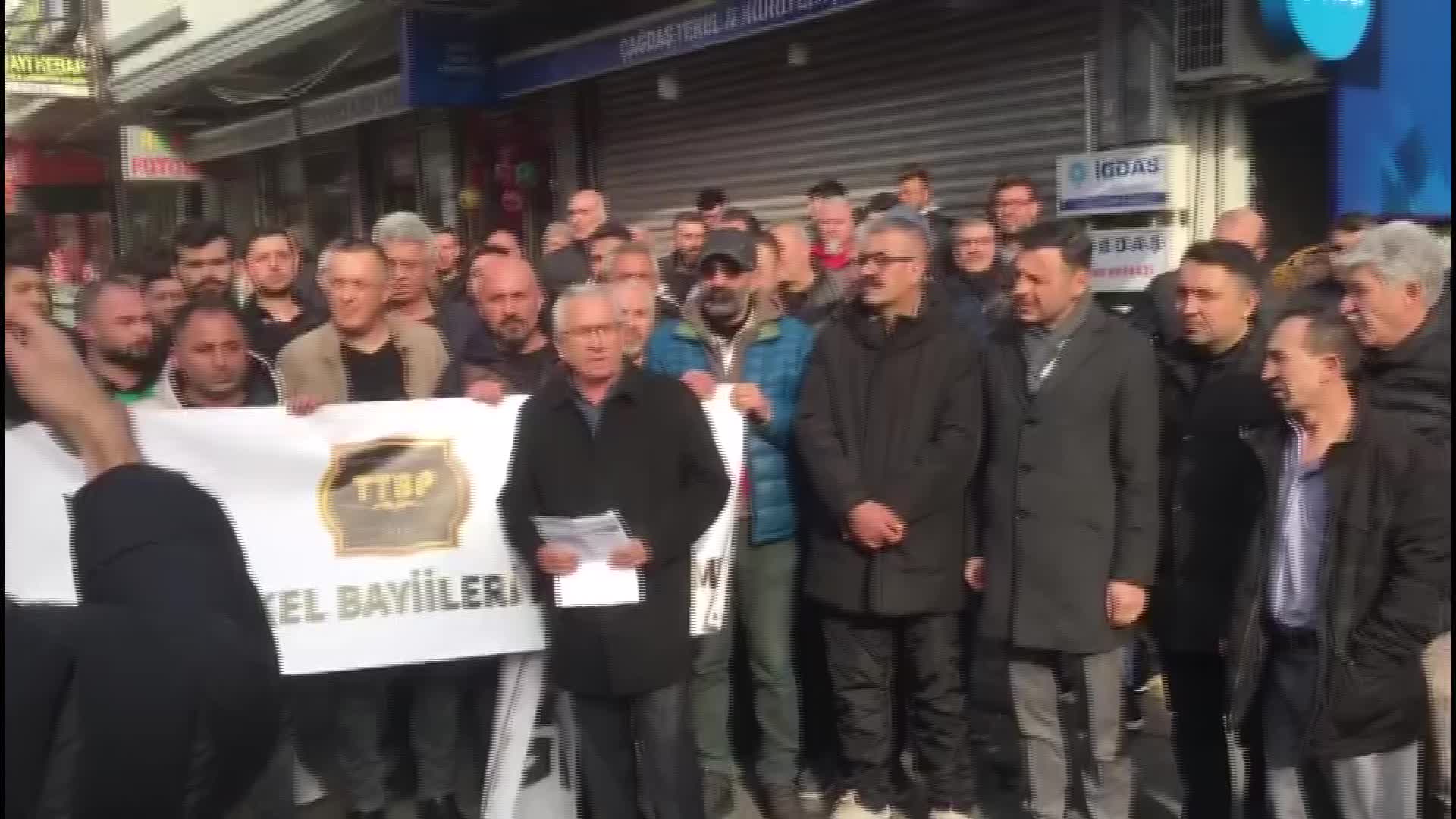 İSTANBUL'DA TEKEL BAYİSİNE SALDIRI PROTESTO EDİLDİ: "ESNAFA YÖNELİK SALDIRILARIN ÖNLENMESİ İÇİN 22.00'DEN SONRAKİ ALKOL SATIŞ YASAĞI KALDIRILMALIDIR"