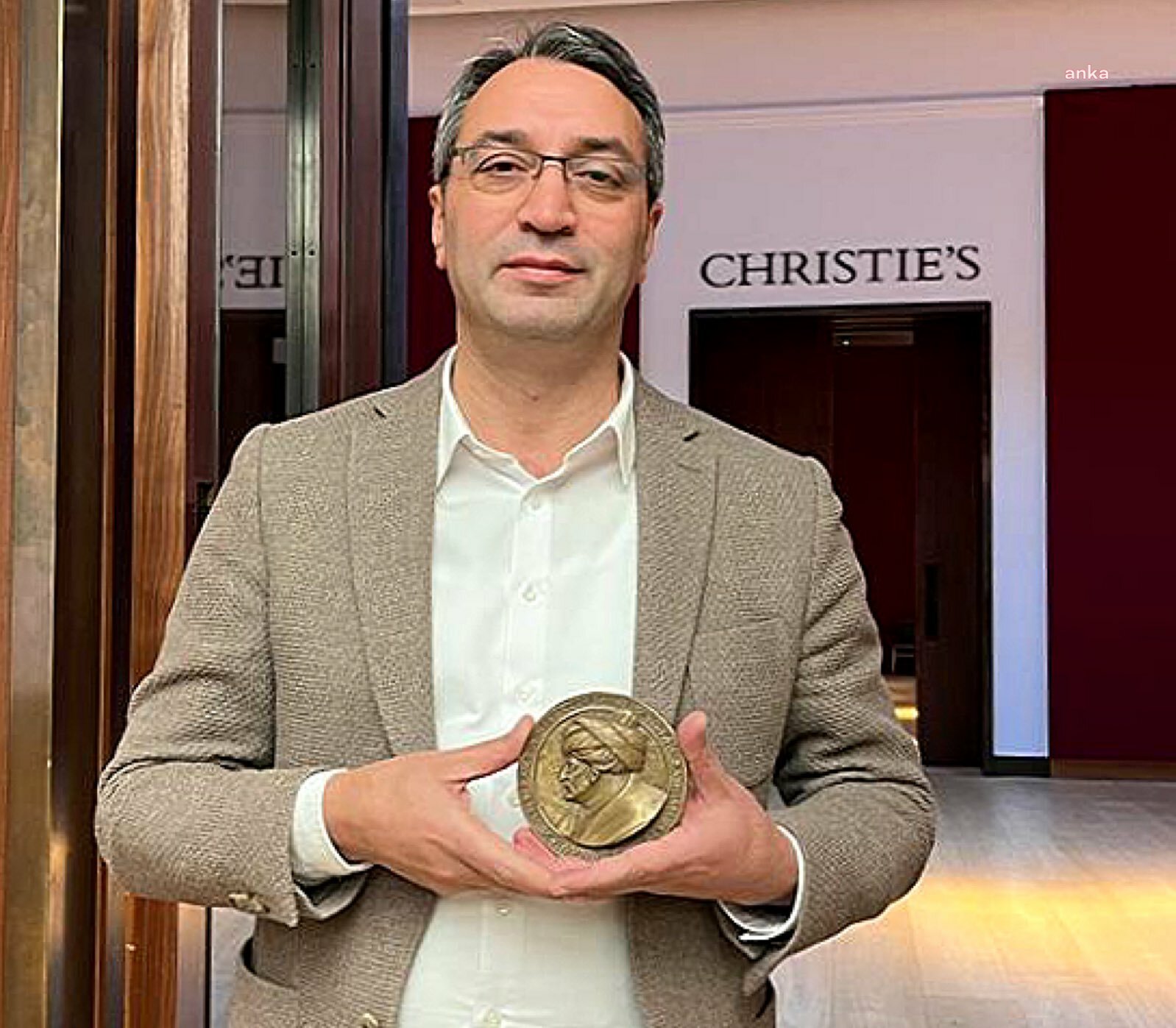 İBB, İNGİLTERE'DEN SATIN ALDIĞI 'FATİH SULTAN MEHMET MADALYONU'NU TÜRKİYE'YE GETİRİYOR