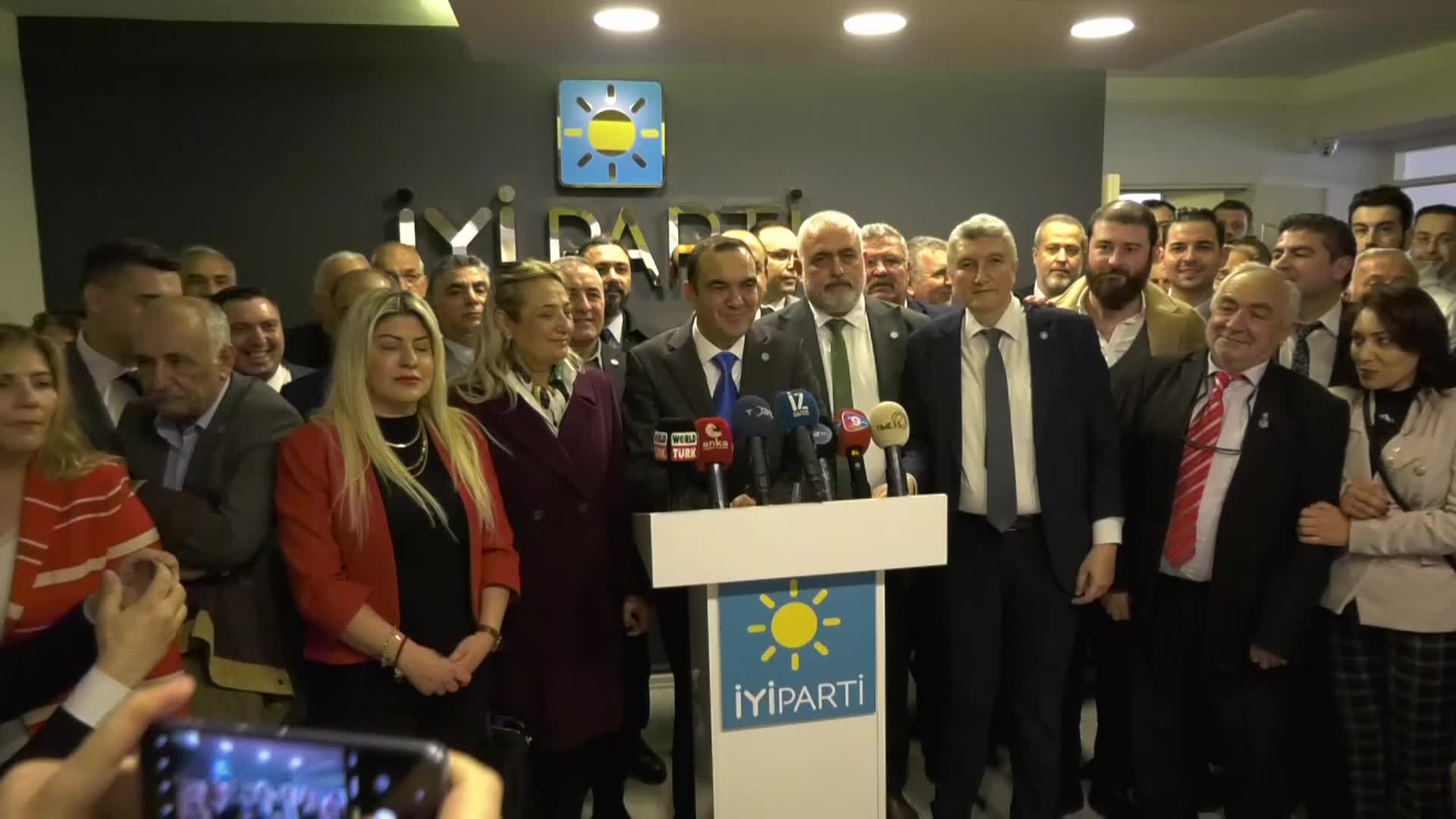 İYİ PARTİ İZMİR İL BAŞKANI BEZİRCİLİOĞLU GÖREVİ DEVRALDI