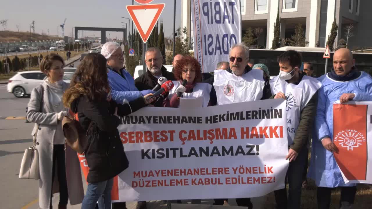 MUAYENEHANE HEKİMLERİ, SERBEST ÇALIŞMA HAKLARINI KISITLAYAN YÖNETMELİKLERİ SAĞLIK BAKANLIĞI ÖNÜNDE PROTESTO ETTİ: “MEDİPOL YÖNETMELİĞİ GERİ ÇEKİLENE KADAR MÜCADELEMİZE DEVAM EDECEĞİZ”