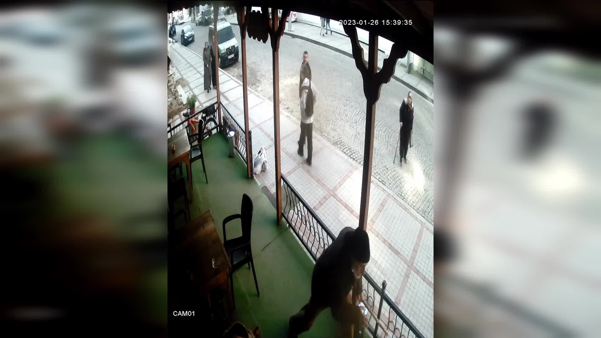 RİZE'DE KAHVEHANEYE SIĞINAN SOKAK KÖPEĞİNE SOPAYLA ŞİDDET UYGULADI