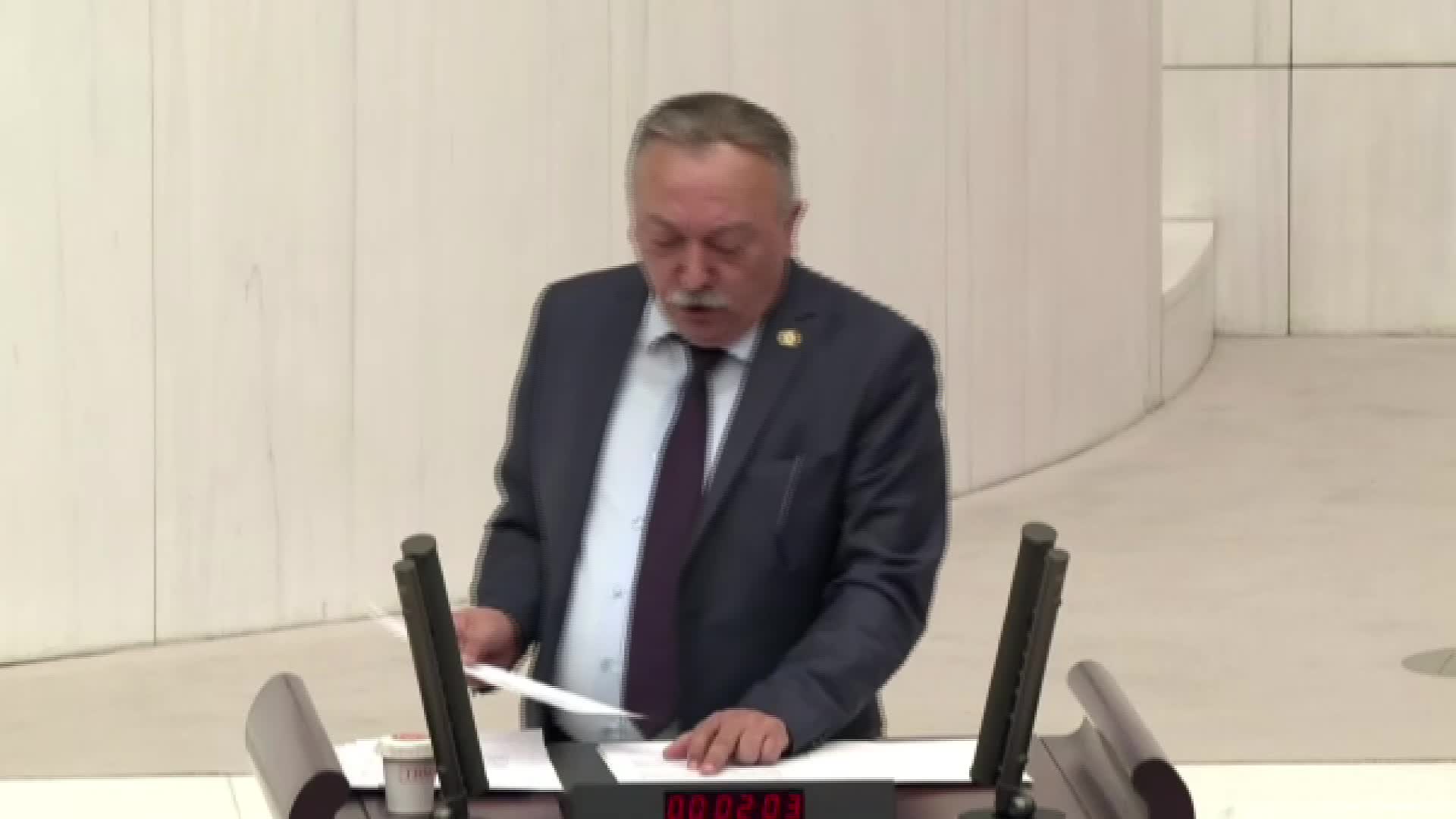 TACETTİN BAYIR'DAN İKTİDARA "ERDAL BAKKAL" GÖNDERMESİ: "MAHALLE KÜLTÜRÜNÜN MİHENK TAŞI OLAN 'BAKKAL AMCA' KAVRAMINI KORUMAK YERİNE KAPATILMASINA NEDEN OLACAĞIZ"