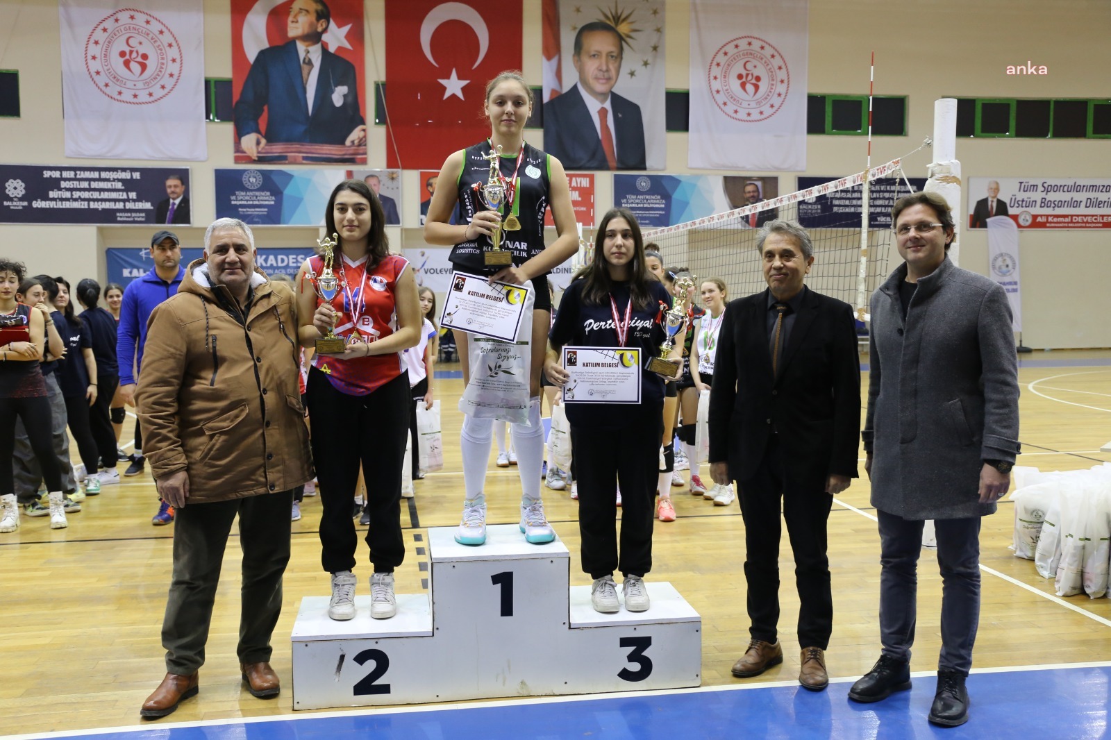 ‘100. YIL CUMHURİYET VOLEYBOL TURNUVASI’NIN KAZANANI ÇENGELKÖY VOLEYBOL KULÜBÜ DERNEĞİ OLDU
