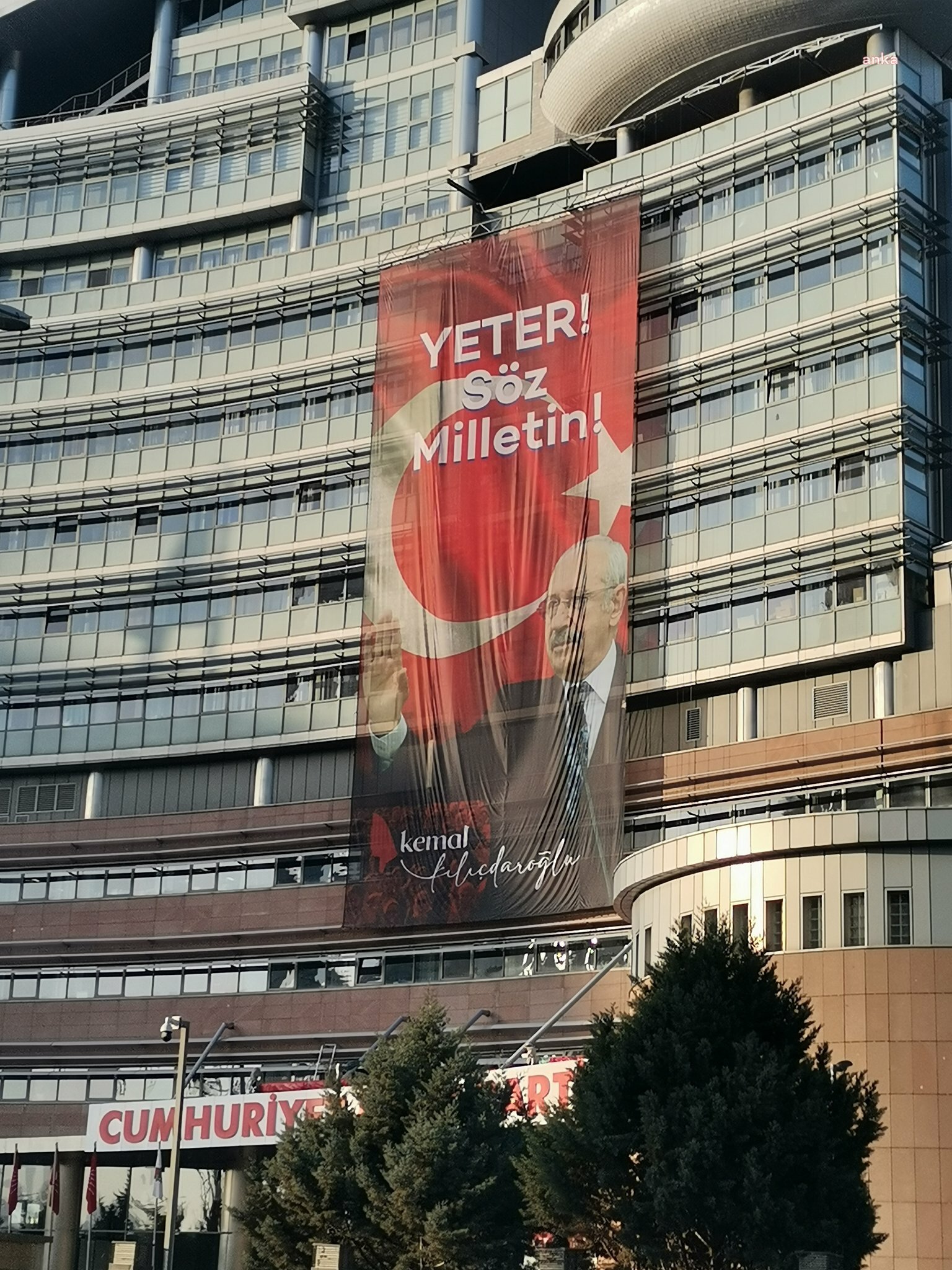 CHP GENEL MERKEZİ’NE, ‘YETER SÖZ MİLLETİN’ AFİŞİ ASILDI