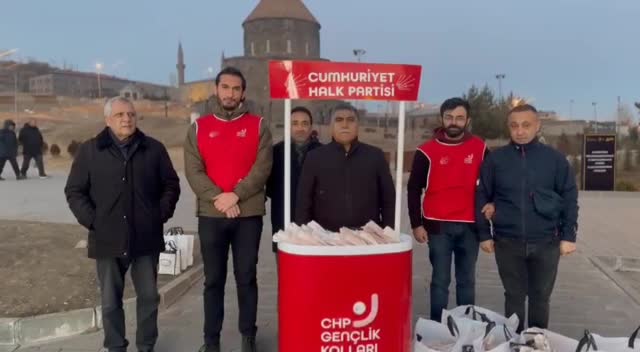 CHP KARS GENÇLİK KOLLARI KANDİL SİMİDİ DAĞITTI
