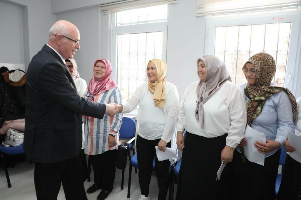 ODUNPAZARI BELEDİYESİ'NİN ATÖLYELERİNDE OKUMA YAZMA ÖĞRENEN KADINLAR BİR ARAYA GELDİ