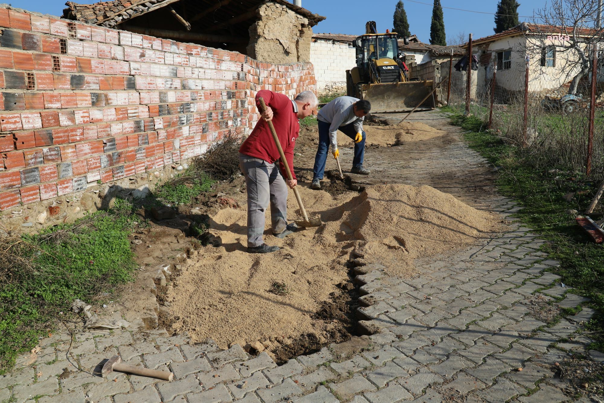 ÇETİN AKIN, TURGUTLU’DA YAĞIŞTAN ETKİLENEN BÖLGELERDEKİ ÇALIŞMALARI İNCELEDİ