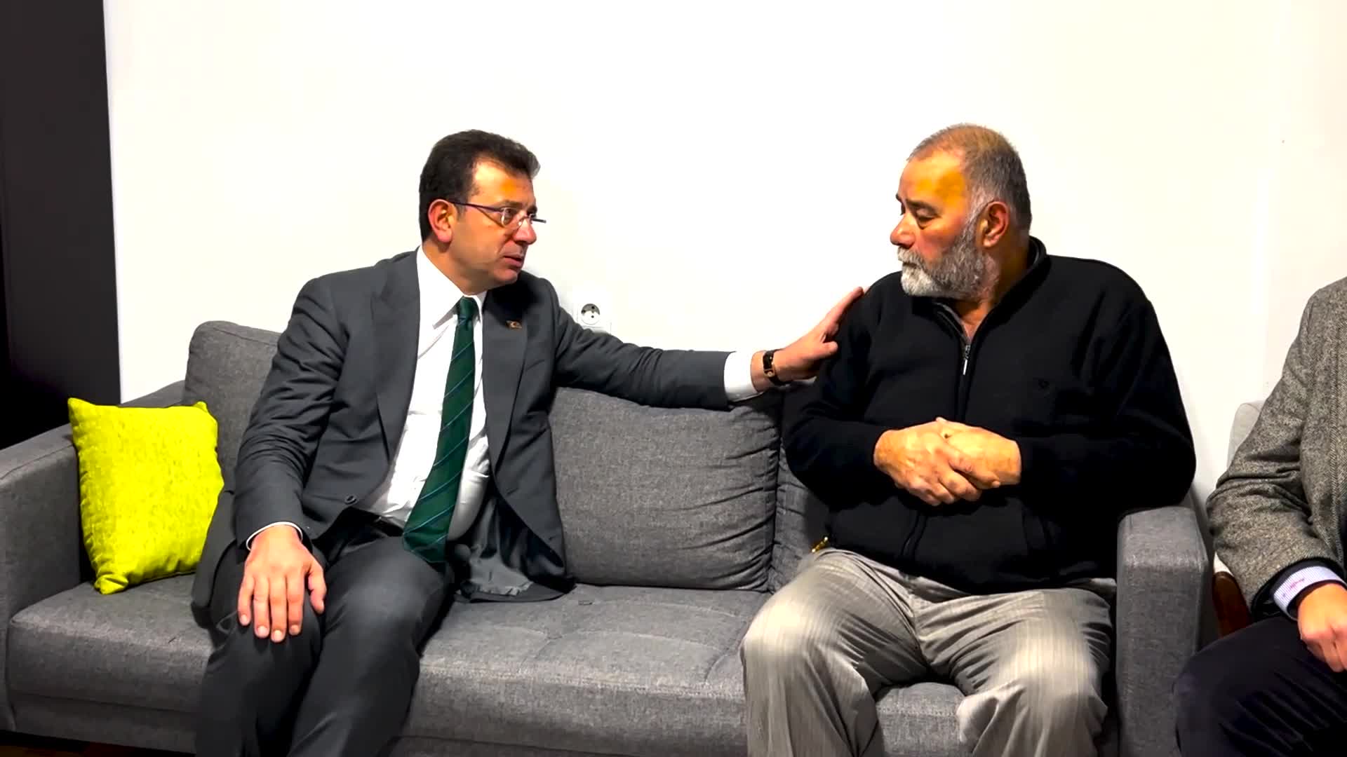 EKREM İMAMOĞLU, SİNAN ATEŞ’İN AİLESİNE TAZİYE ZİYARETİNDE BULUNDU… SİNAN ATEŞ’İN ANNESİ: “NE KOLTUK KAVGASI NE KOLTUK SEVDASI VARDI. BU MU OLMALIYDI SONUCU"