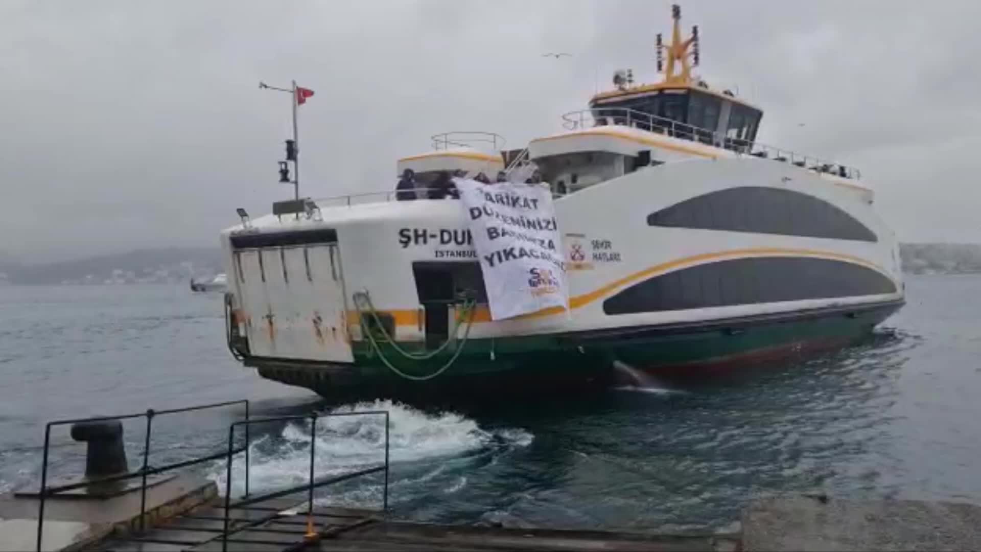 SOL FEMİNİST HAREKET, HİRANUR VAKFI’NIN KURUCUSU YUSUF ZİYA GÜMÜŞEL’İN KIZINI 6 YAŞINDAYKEN ‘İMAM NİKAHIYLA EVLENDİRMESİ’ DAVASINA DİKKAT ÇEKMEK İÇİN İSTANBUL’DA VAPURDAN PANKART AÇTI