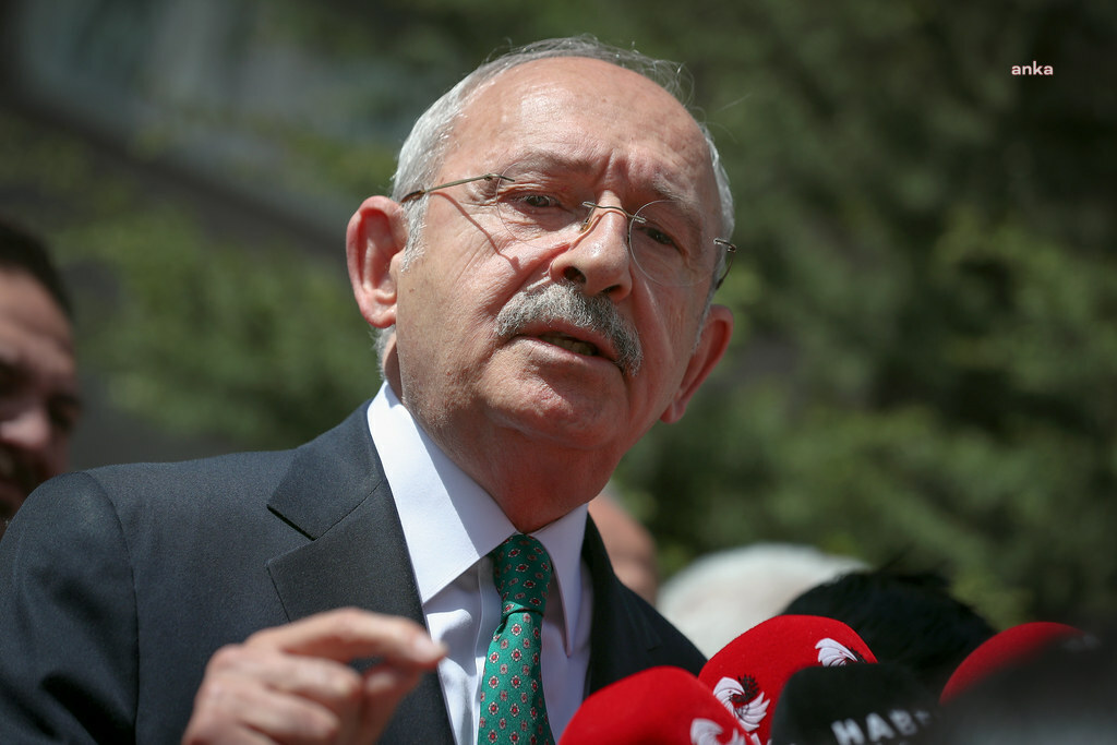 KILIÇDAROĞLU SİNAN ATEŞ’İN ANNESİNE SESLENDİ: “BU İŞ TORBACILARLA KALMAZ. BU ATEŞ EN TEPEDEKİ SUÇLULARI DA YAKACAK… O ÇETENİN YAKASINA YAPIŞIP AİLENİN ACISINI BİR NEBZE OLSUN DİNDİRECEĞİZ”