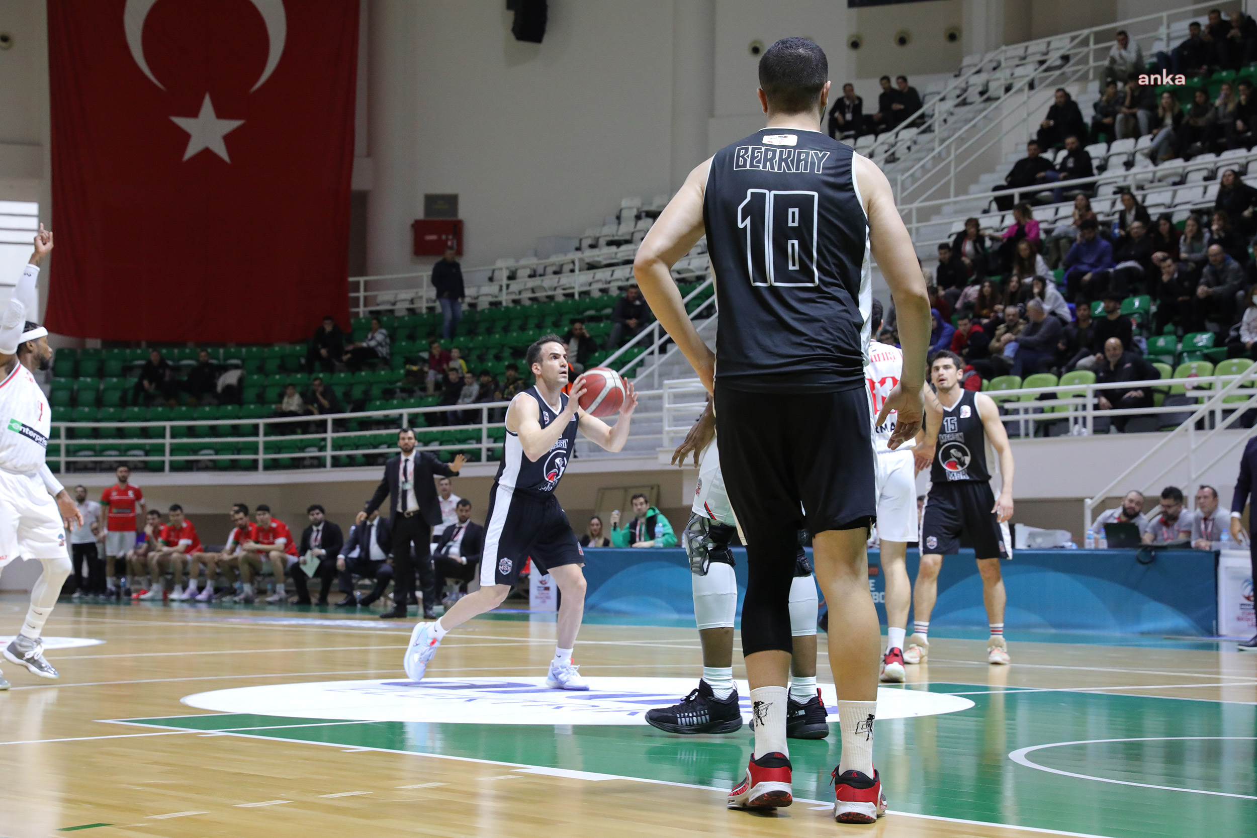 MERSİN BÜYÜKŞEHİR BASKETBOL TAKIMI, KARŞIYAKA’YI MAĞLUP ETTİ