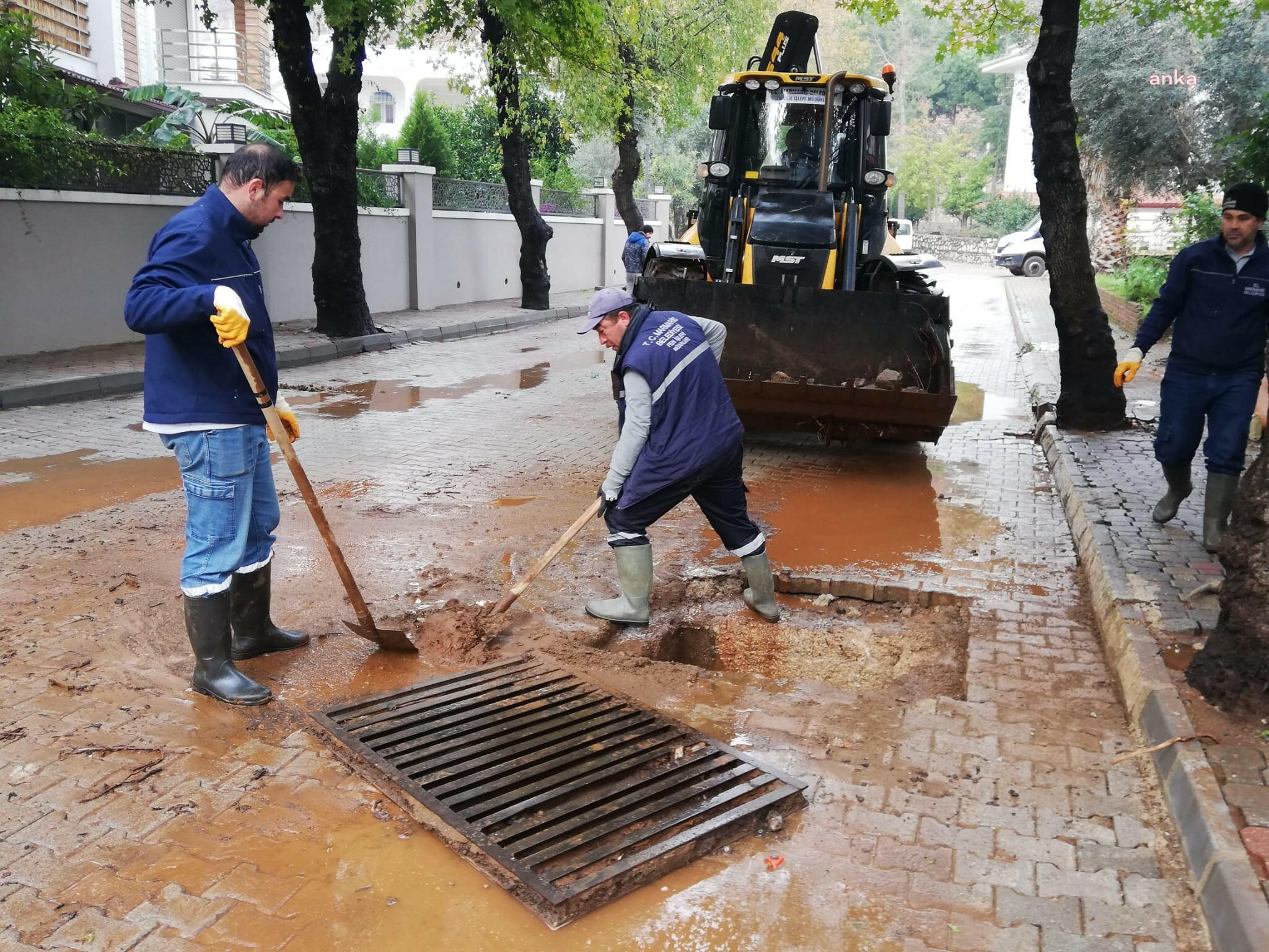 MARMARİS BELEDİYESİ EKİPLERİNDEN SELİN İZLERİNİ SİLMEK İÇİN YOĞUN MESAİ
