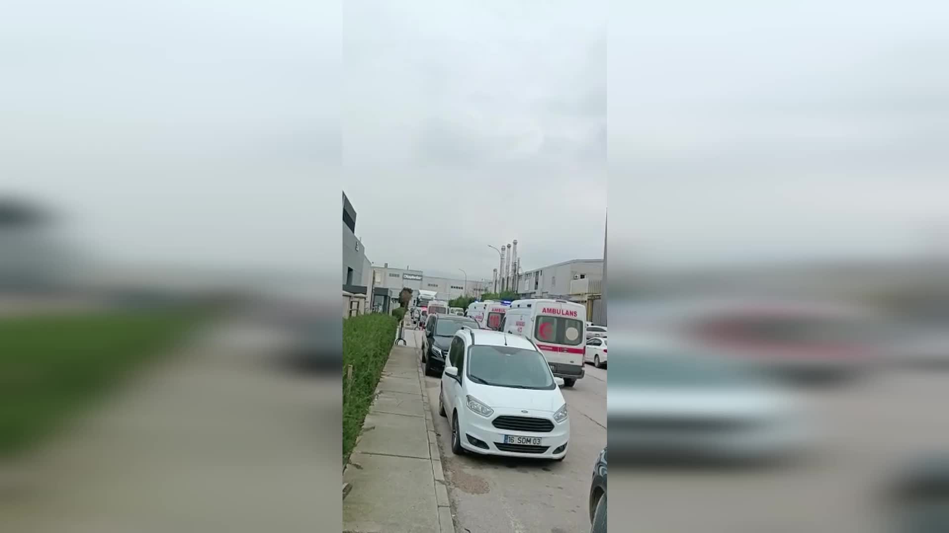 BURSA’DA İŞTEN ATILDIKLARI FABRİKANIN ÖNÜNDE EYLEM YAPAN İŞÇİLER, KAPAĞI AÇIK BIRAKILAN TANKLARDAN SIZAN AMONYAK NEDENİYLE HASTANEYE KALDIRILDI