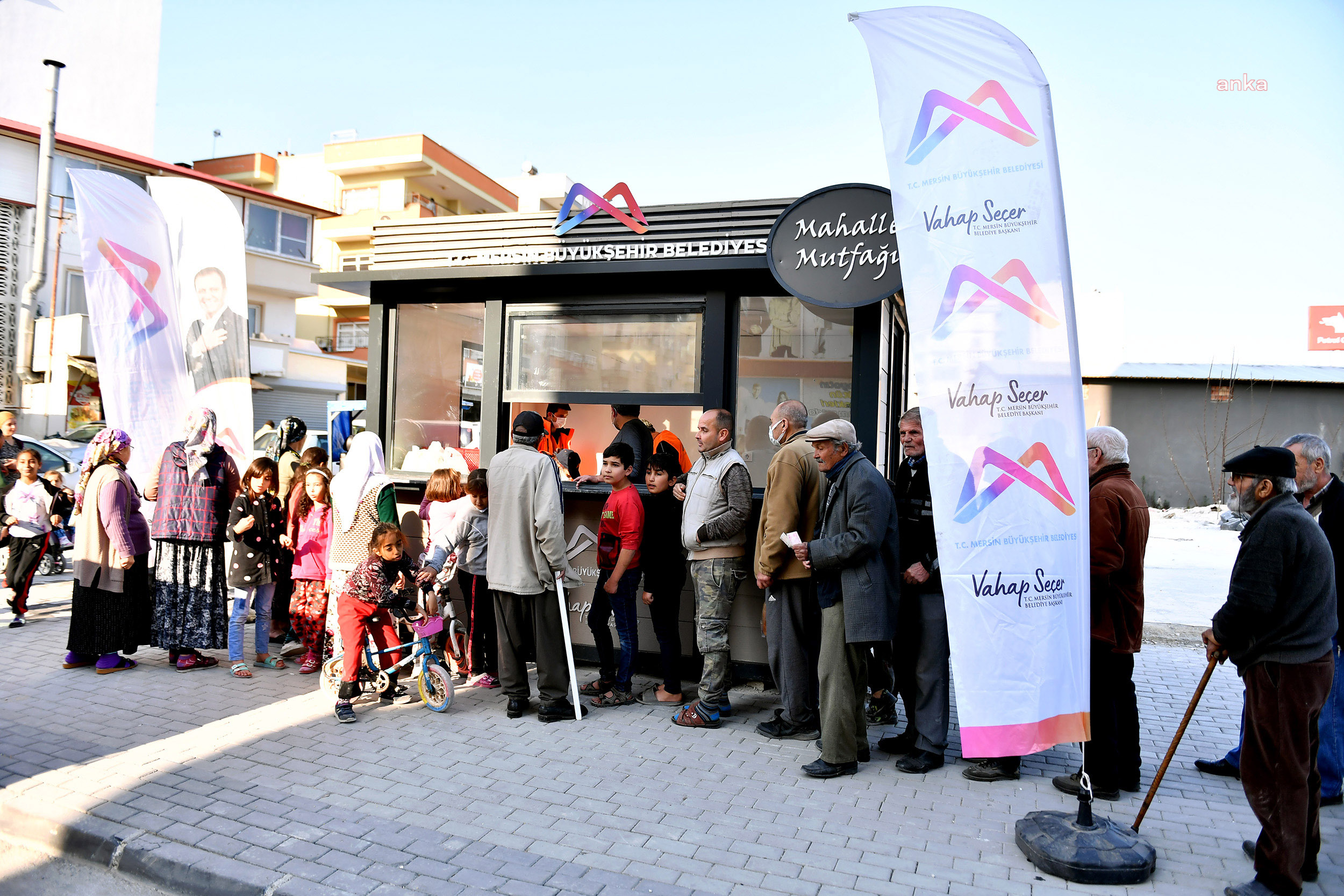 MERSİN BÜYÜKŞEHİR'DEN KARGIPINARI MAHALLESİ’NE HALK EKMEK BÜFESİ VE MAHALLE MUTFAĞI