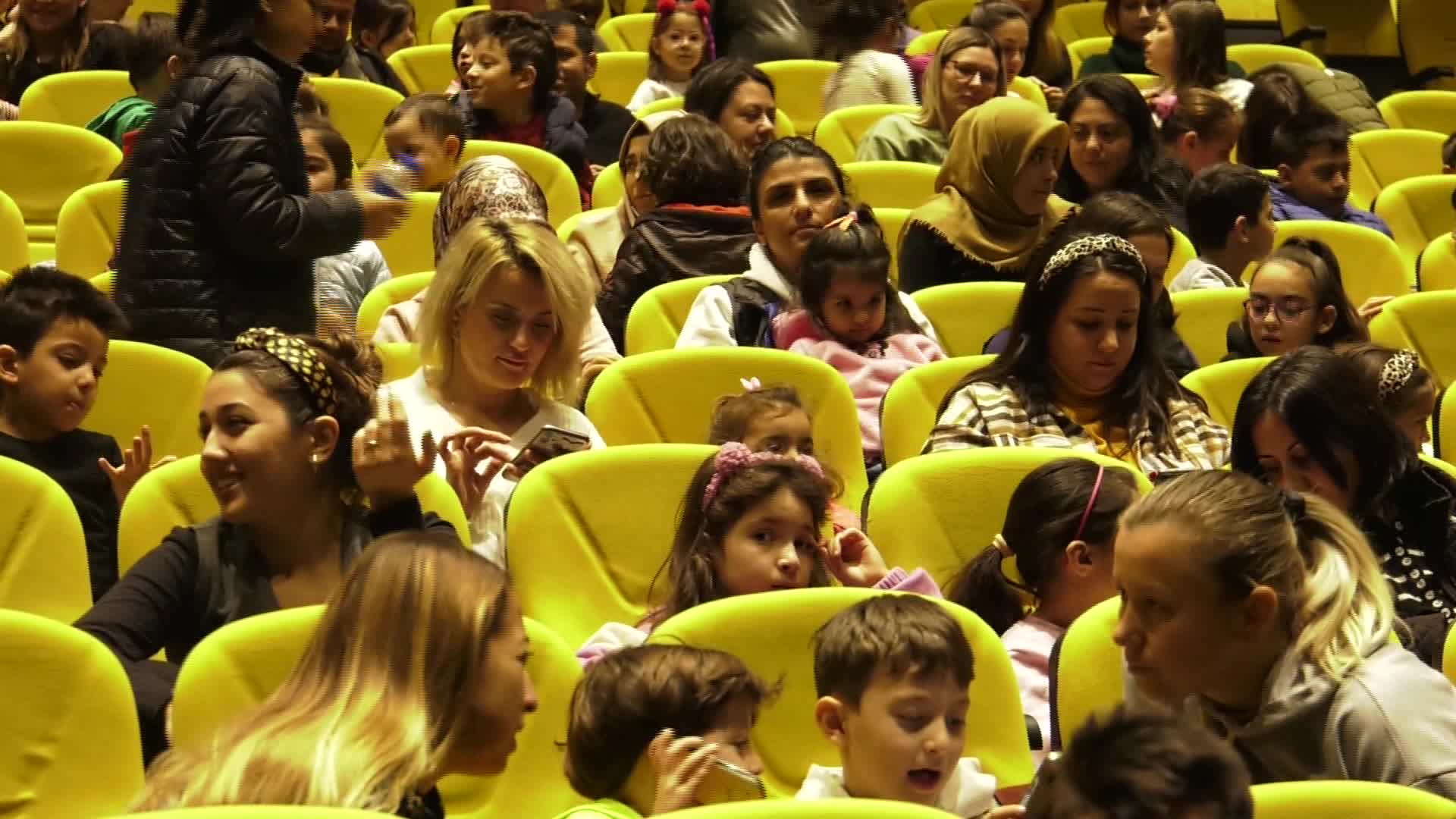 KONYAALTI'NDA ÇOCUKLAR ‘ÇİZMELİ KEDİ’ İLE BULUŞTU