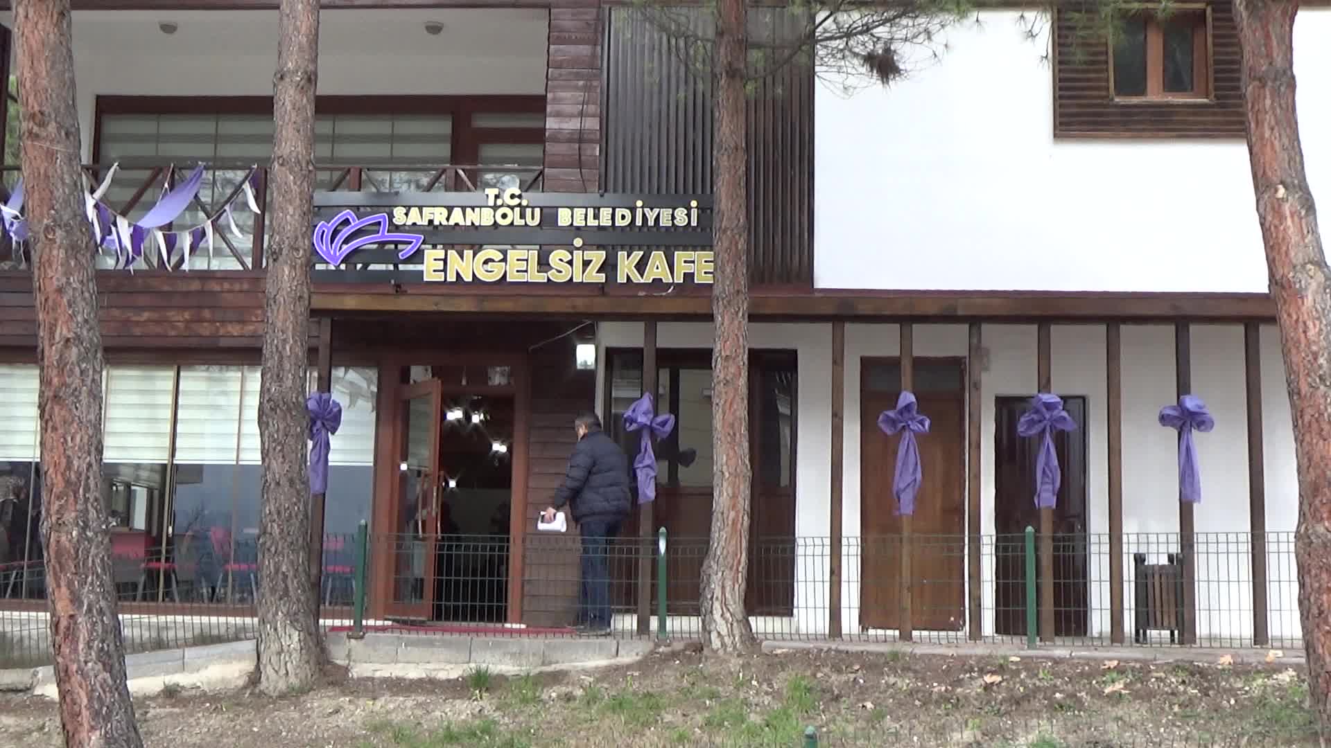 GÖRME ENGELLİ RÜMEYSA KARPUZ, AZMİ İLE ÇEVRESİNDEKİLERİ KENDİSİNE HAYRAN BIRAKIYOR