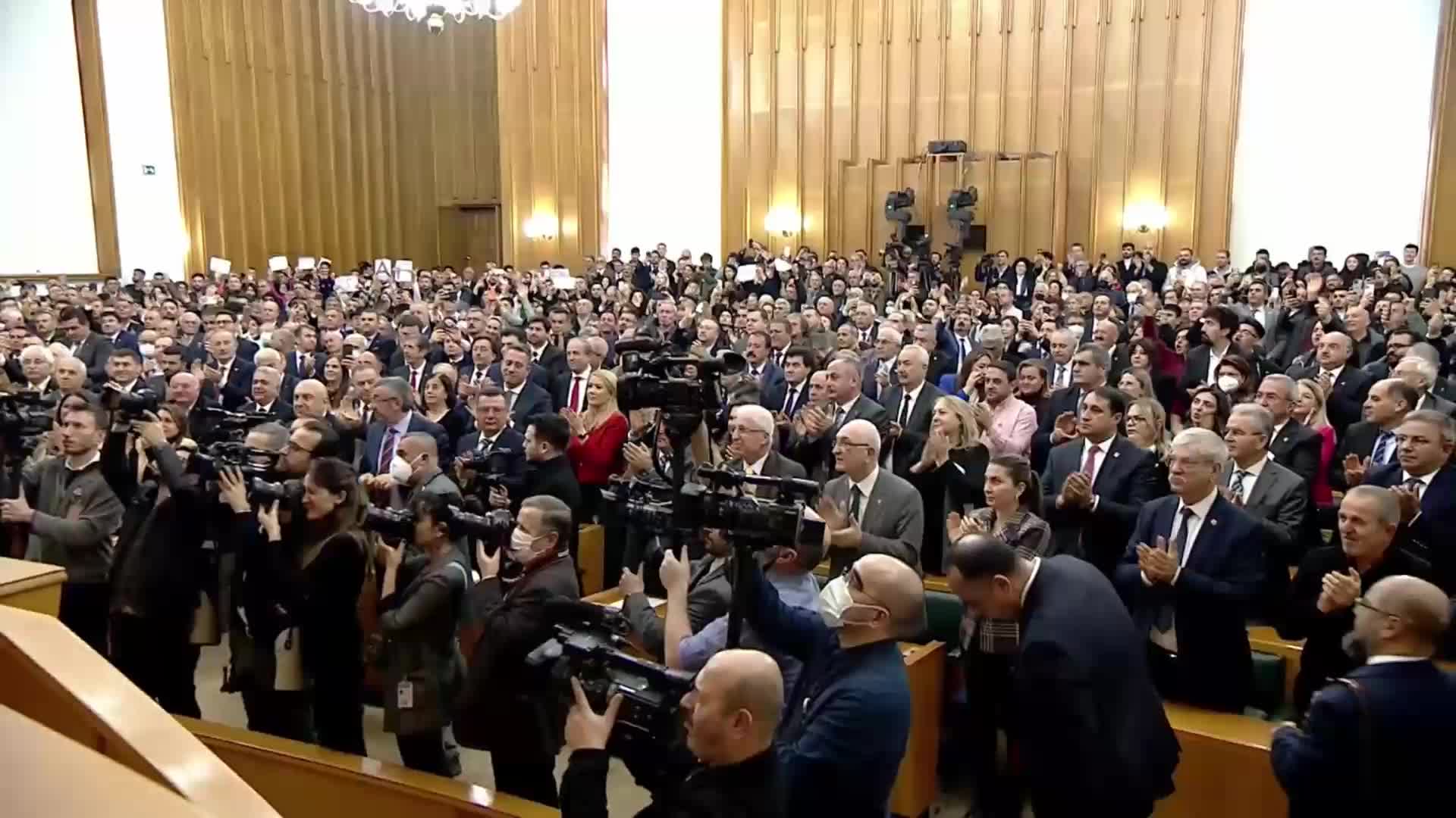 KILIÇDAROĞLU: “ARSIZ VE HIRSIZA MUAMELEMİZ ÇOK AÇIK VE NETTİR… SEÇİMİN ERTESİ GÜNÜNDE ONLARIN TELEFONU ACI ACI ÇALACAK. AÇTIKLARI TELEFONDA BİR SES DUYACAKLAR, BEN KEMAL GELİYORUM”