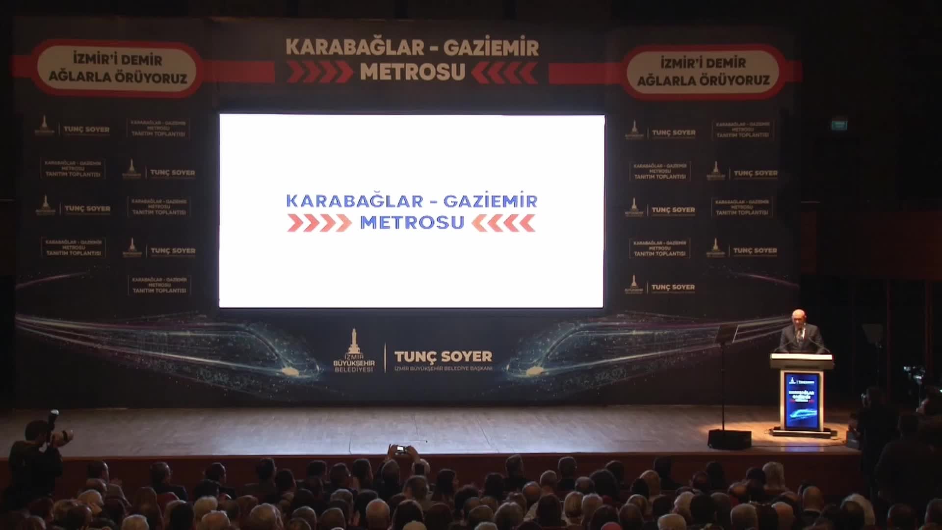 TUNÇ SOYER: “İSTANBUL’DA BİRÇOK METRONUN GİRİŞİNDE ‘U’ HARFİ VARDIR. BUNLAR, ULAŞTIRMA BAKANLIĞI’NIN YAPTIĞI METRO HATLARIDIR. İZMİR’DE İSE HÜKÜMETİN BİR TANE ‘U’ TABELASI YOKTUR”