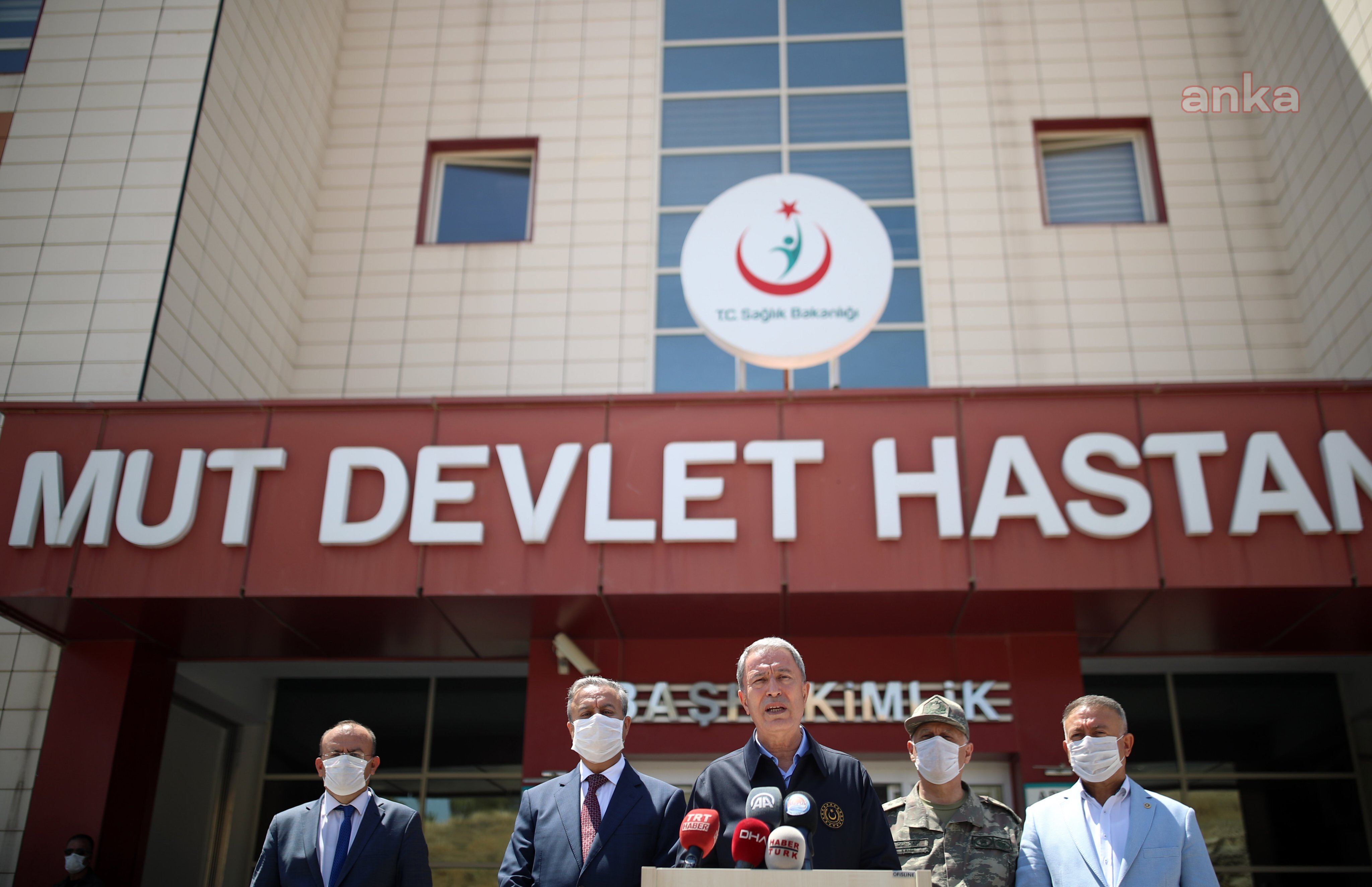 BAKAN HULUSİ AKAR KAZADA YARALANAN ASKERLERİ ZİYARET ETTİ