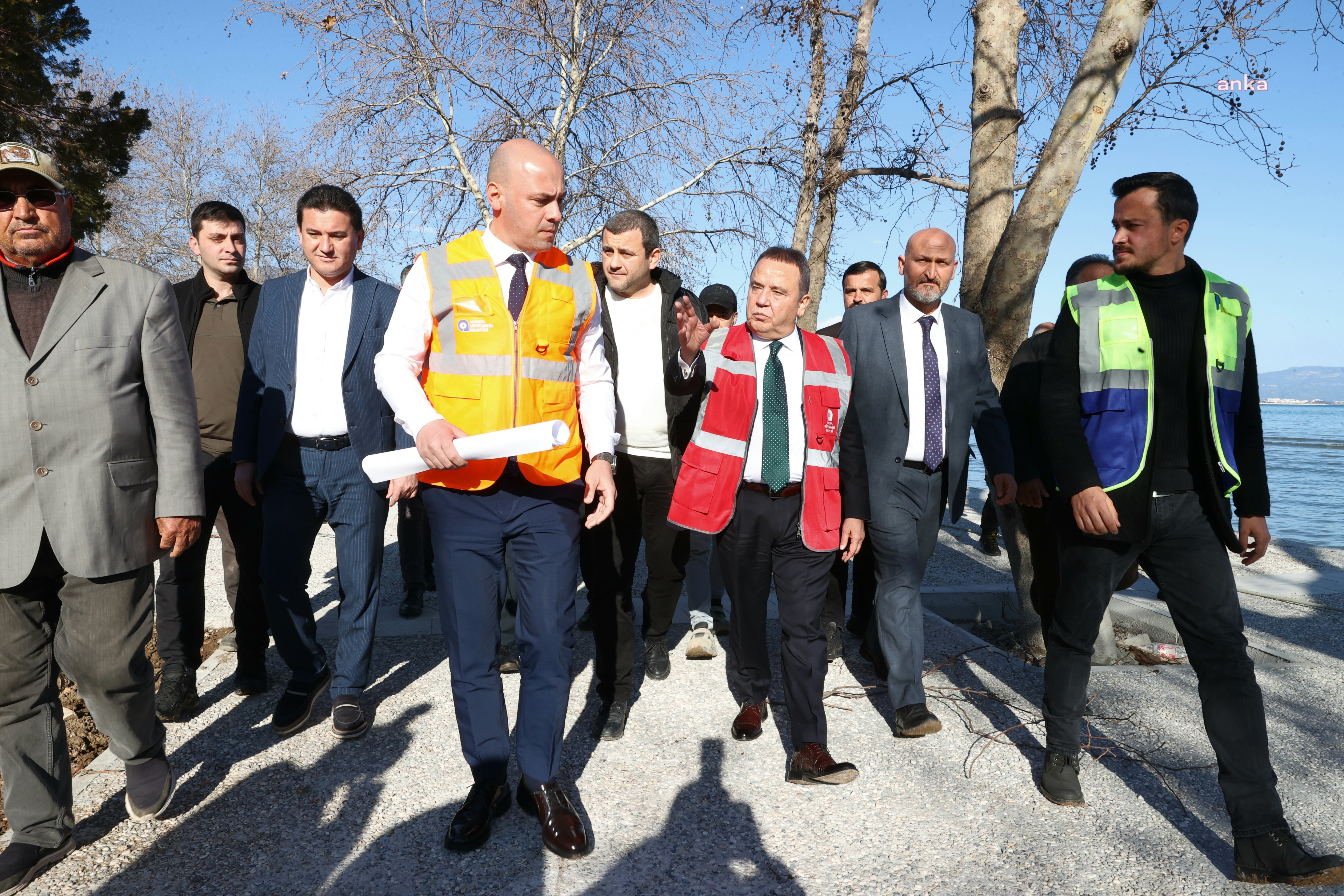 MUHİTTİN BÖCEK, FİNİKE CUMHURİYET MEYDANI’NDA DEVAM EDEN ÇALIŞMALARI İNCELEDİ