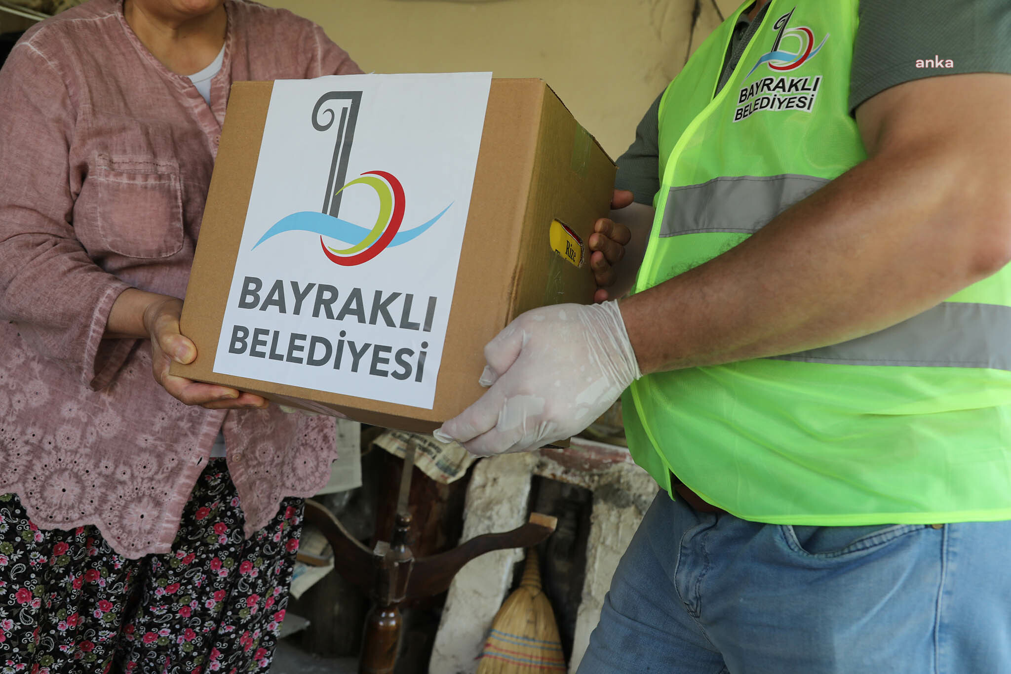 BAYRAKLI BELEDİYESİ'NİN SOSYAL YARDIMLARI SÜRÜYOR