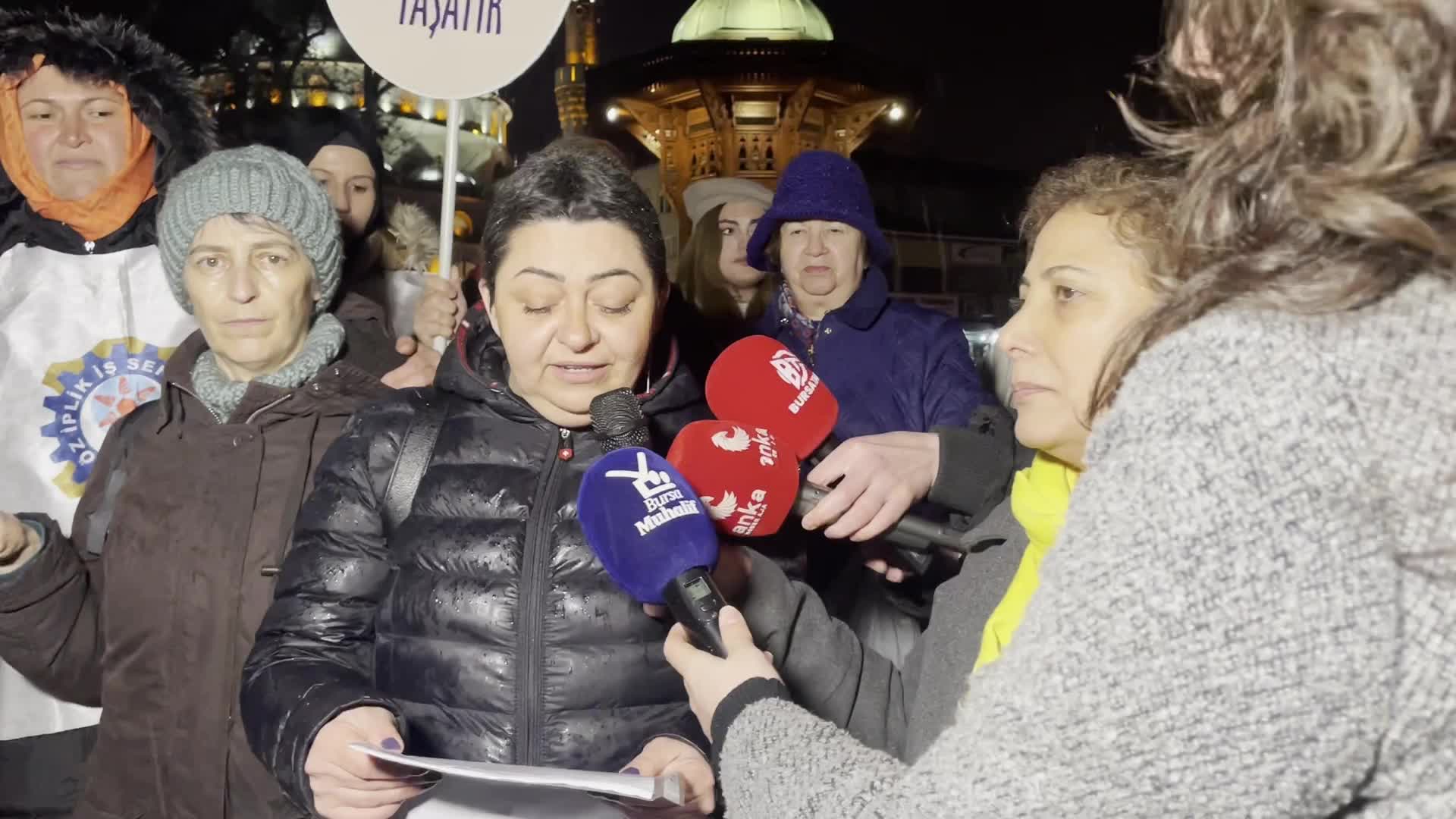 BURSA’DA EYLEM SIRASINDA AMONYAKTAN ZEHİRLENDİKLERİNİ BELİRTEN İŞÇİLER, FABRİKA YÖNETİMİNİ PROTESTO ETTİ