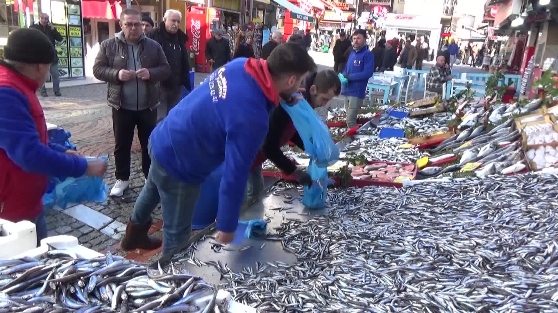 EDİRNE’DE HAMSİ 20 LİRAYA DÜŞTÜ, VATANDAŞ KİLO KİLO ALDI