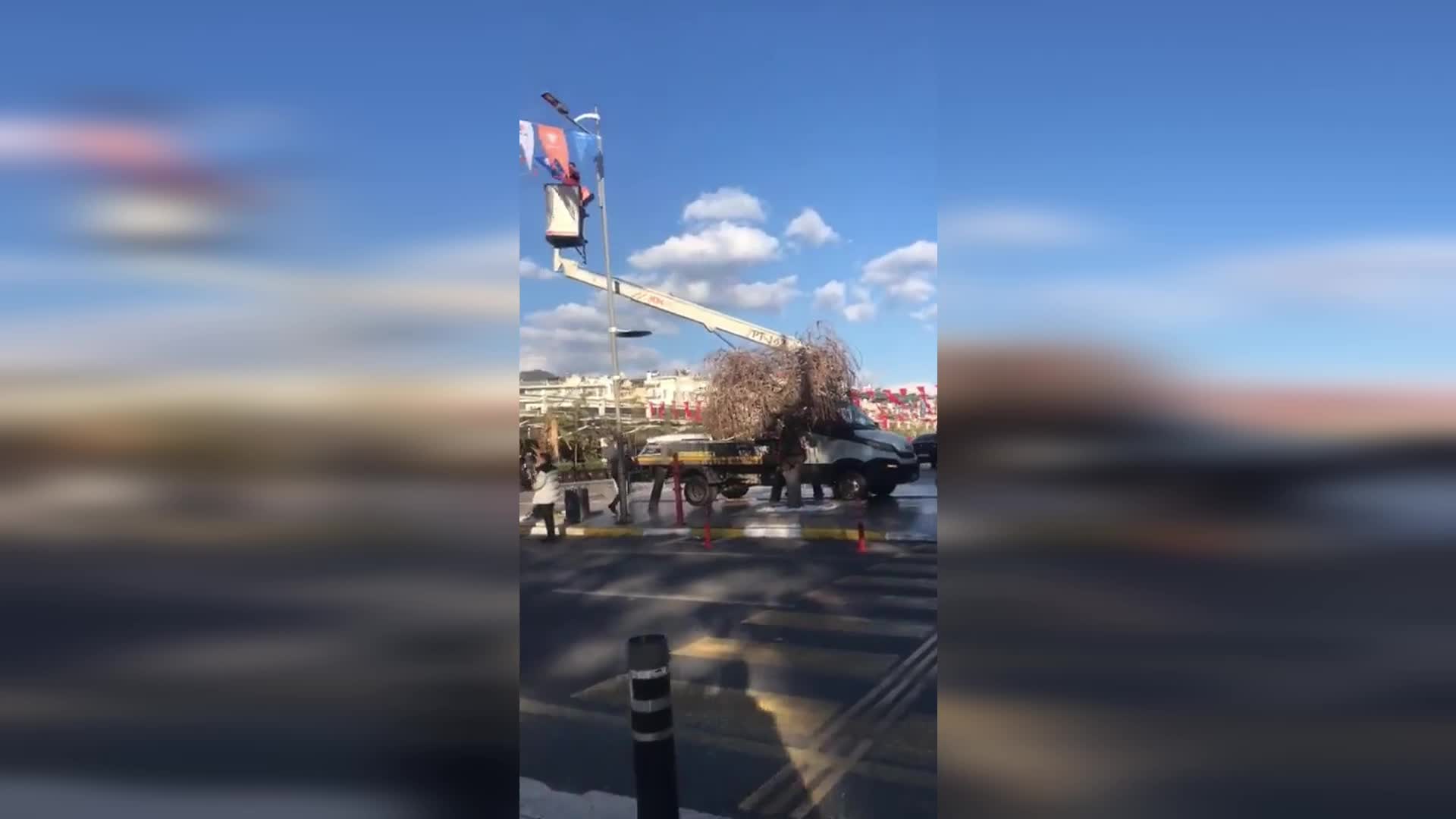 AYDIN’DA ELEKTRİK İHALESİNİ ALAN AYDEM ŞİRKETİ, AKP VE ERDOĞAN LOGOLU BAYRAKLARI ASTI