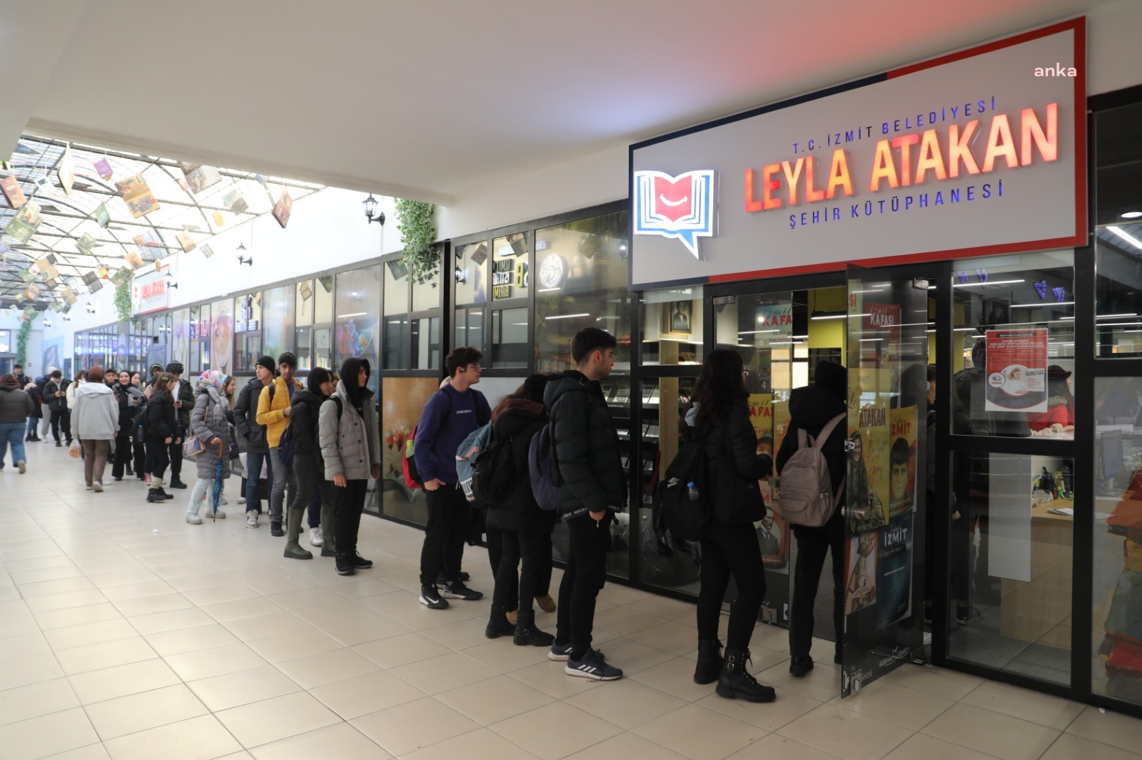 LEYLA ATAKAN ŞEHİR KÜTÜPHANESİ'NE İZMİTLİ GENÇLERDEN YOĞUN İLGİ