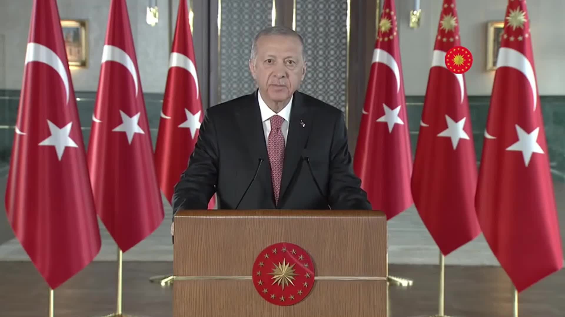 ERDOĞAN: SADECE YAPTIĞIMIZ YOLLARI, TÜNELLERİ, VİYADÜKLERİ VE KÖPRÜLERİ KULLANARAK BİR YERE GİDİP DÖNMEK DAHİ TEK BAŞINA BİR KEYİF HALİNE GELMİŞTİR