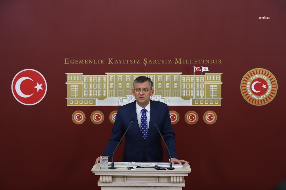 ÖZGÜR ÖZEL: “CUMHURBAŞKANI BİR SARAYDA OLMAYACAK. ORASI BİLİMİN, GENÇLERİN, YARINLARIN SARAYI OLACAK. EMİNE HANIM’IN BİLEZİKLERİNİ BOZDURUP YAPTIRMADIN Kİ SEN ORAYI, HEPİMİZİN PARASI İLE YAPTIRDIN”