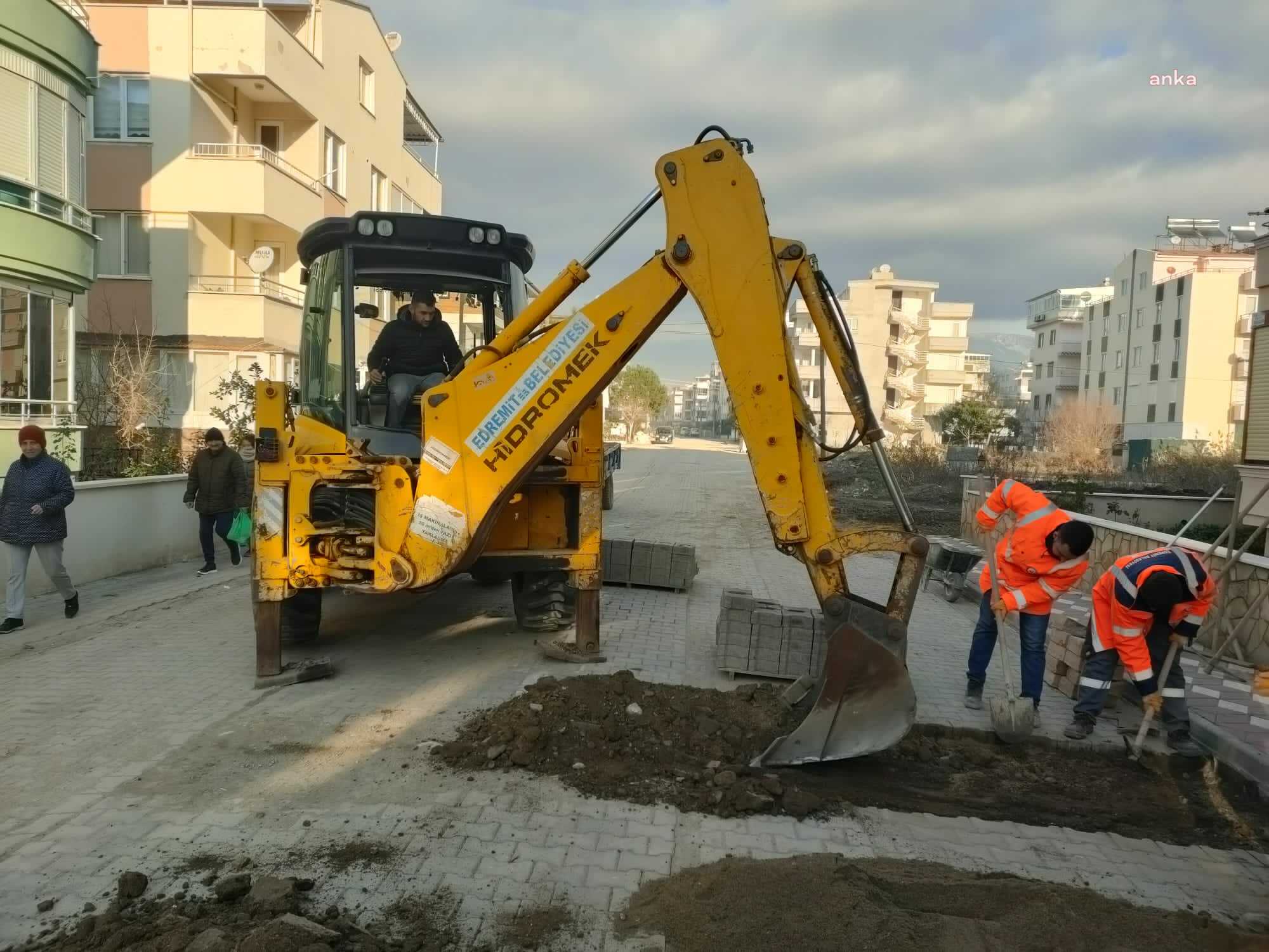 EDREMİT'TE DOĞAL GAZ ÇALIŞMASI NEDENİYLE BOZULAN YOLLAR YENİLENİYOR