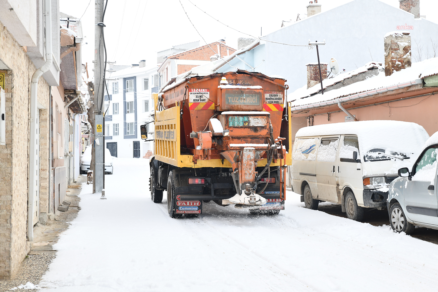 TEPEBAŞI BELEDİYESİ'NDEN KAR YAĞIŞI SONRASI HIZLI MÜDAHALE
