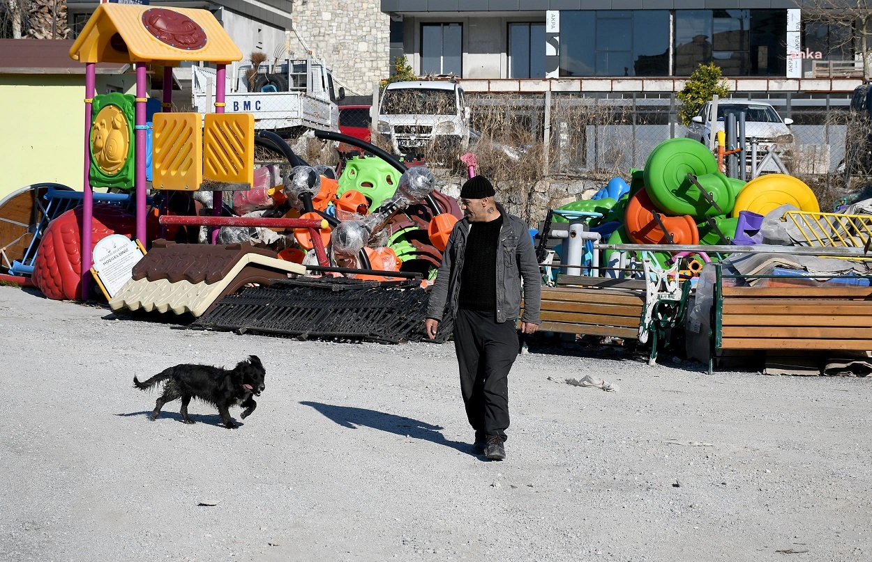 KUŞADASI BELEDİYESİ’NİN TEDAVİ ETTİĞİ KÖPEK 'KARAM', YENİDEN YÜRÜMEYE BAŞLADI