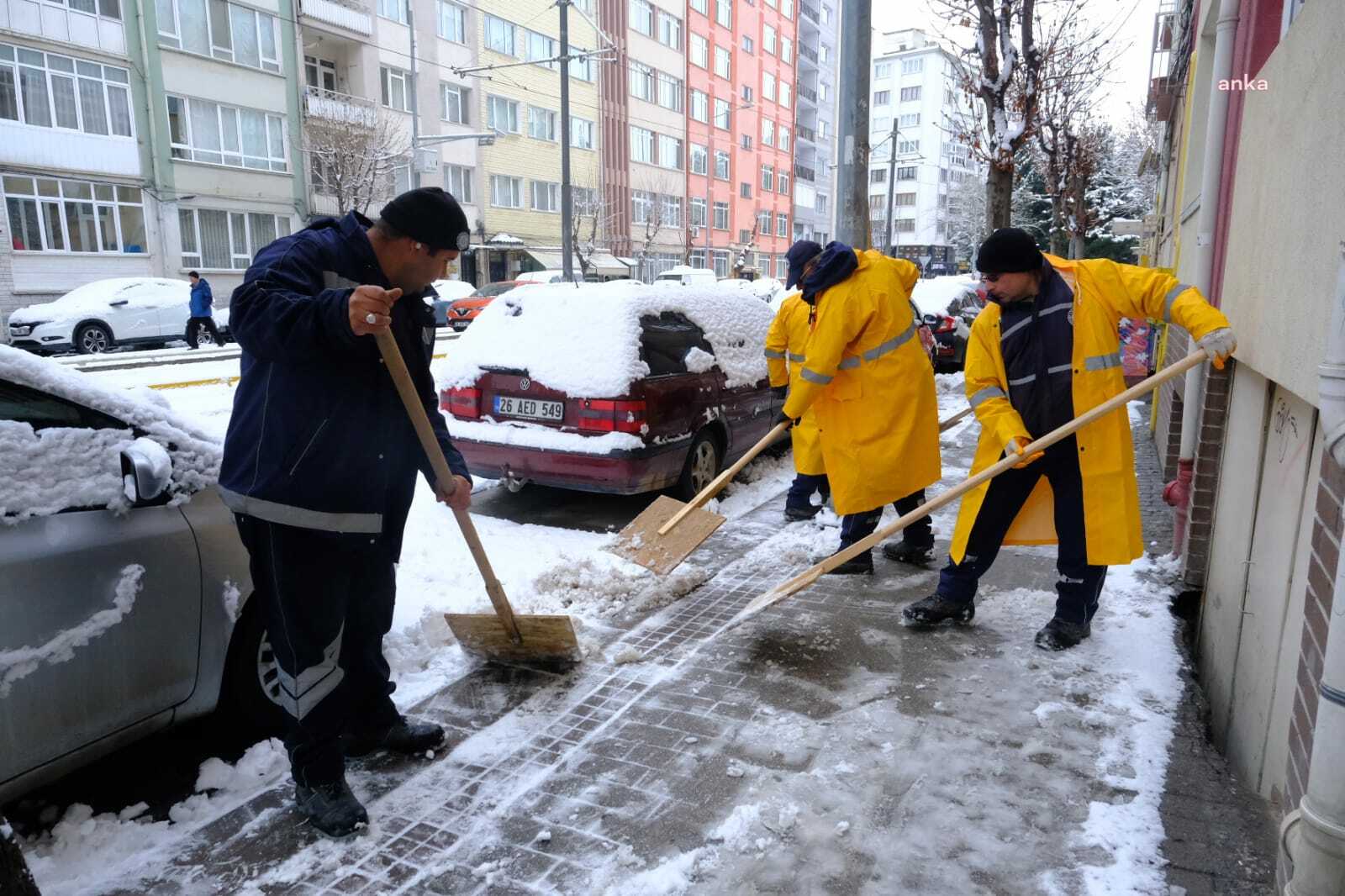 ESKİŞEHİR BÜYÜKŞEHİR BELEDİYESİ EKİPLERİNDEN KAR TEYAKKUZU