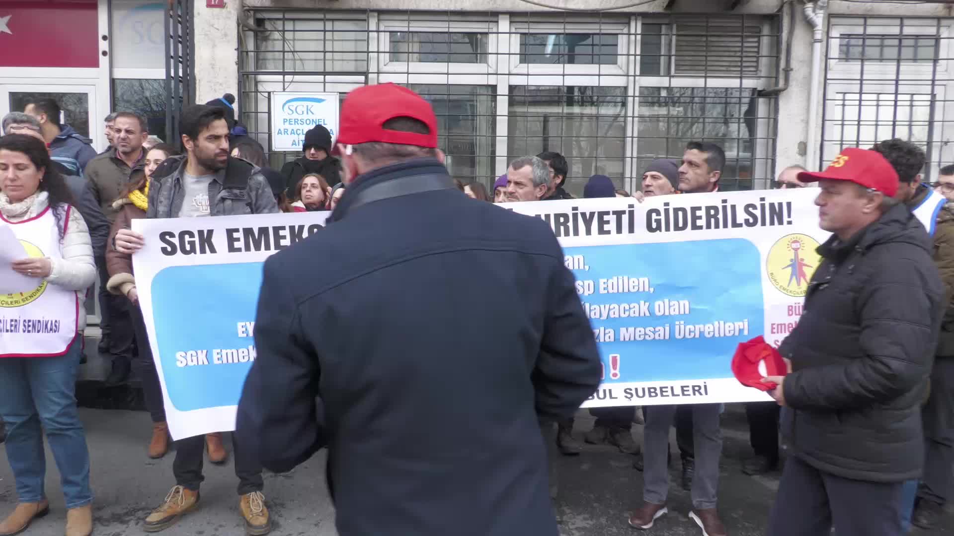 SGK EMEKÇİLERİ İSTANBUL’DA 2 AYRI NOKTADA EYLEM YAPTI: “İNSAN ONURUNA YAKIŞIR KOŞULLARDA ÇALIŞMAK, İNSANCA YAŞAMAK İSTİYORUZ”