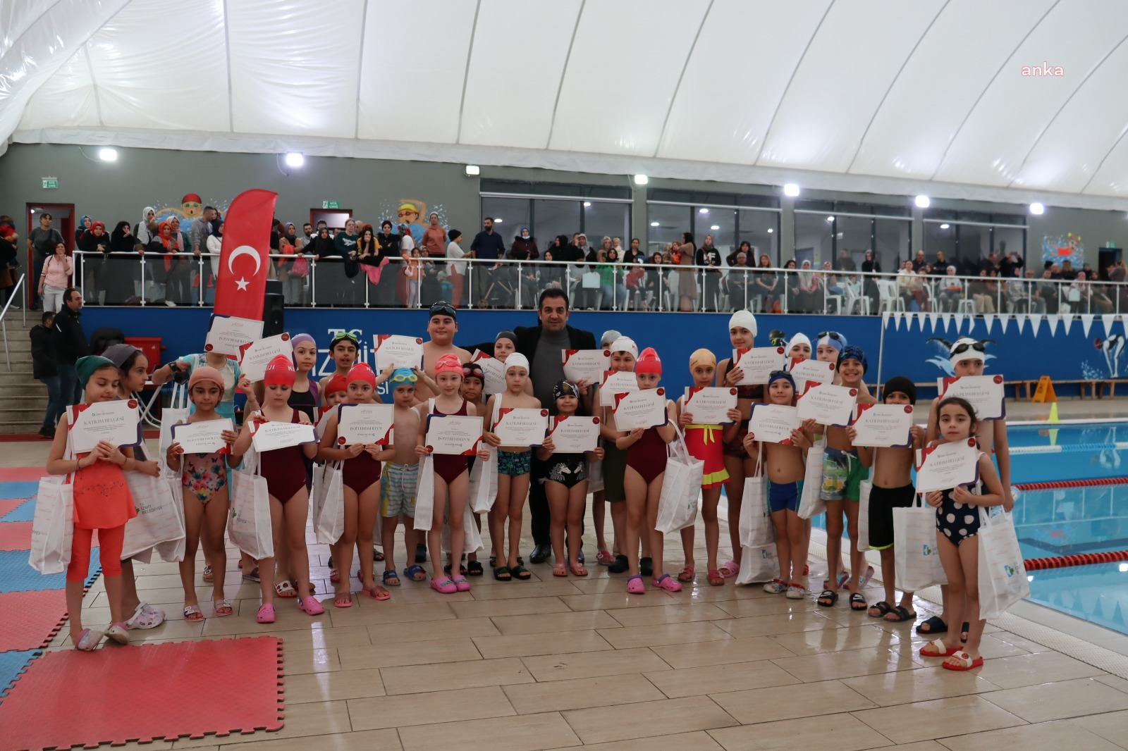 İZMİT BELEDİYESİ İLE YÜZME ÖĞRENEN ÇOCUKLAR SERTİFİKALARINI ALDI