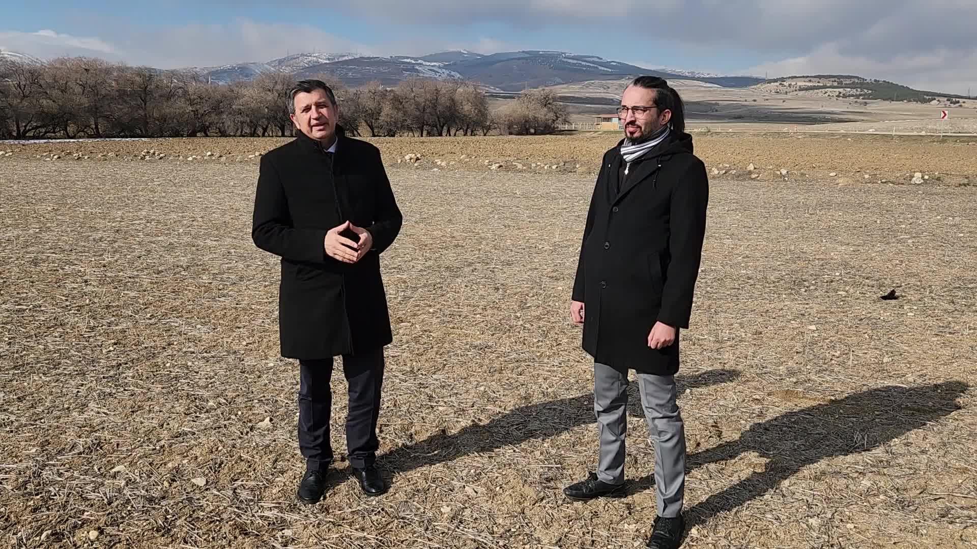 SEKİZ YILDIR ATAMA BEKLEYEN ZİRAAT MÜHENDİSİ, BOŞ TARLADA: “MARKETTE KASİYERLİK DE YAPTIM, GARSONLUK DA YAPTIM. KENDİ MESLEĞİMİN DIŞINDA HER ŞEYİ YAPTIK”