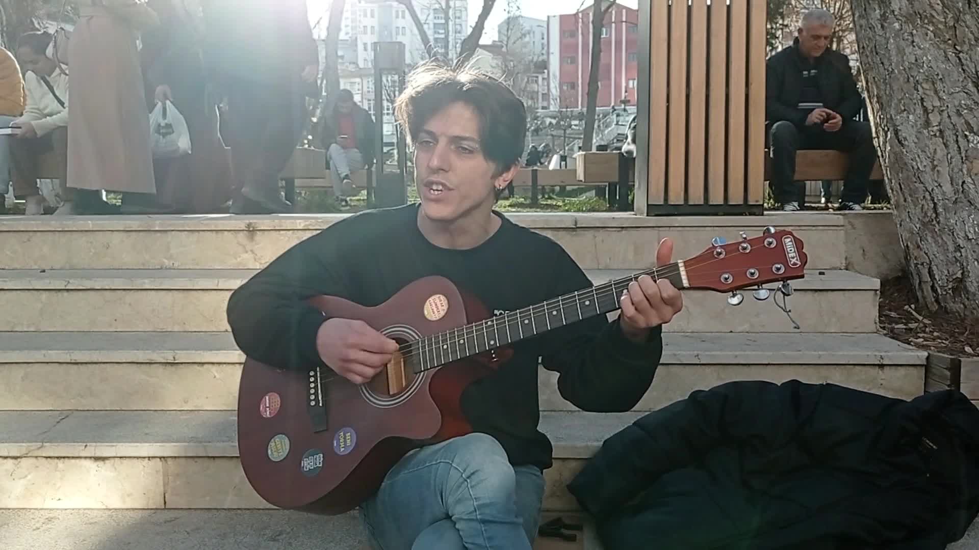SOKAKTA MÜZİK YAPAN UĞURCAN OK: "ZOR ŞARTLARDA DA OLSA BİZ MÜZİĞİ HALA DUYURMAYA DEVAM EDİYORUZ"
