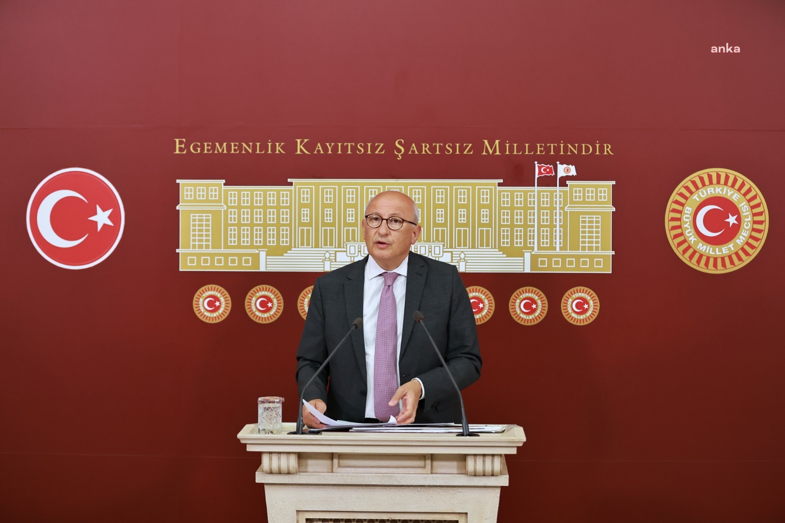UTKU ÇAKIRÖZER: “ERDOĞAN’IN ‘BASIN HER ZAMANKİNDEN DAHA ÖZGÜR. HERKES İSTEDİĞİNİ YAZIP SÖYLEMEKTE’ AÇIKLAMASINI YAPTIĞI YILIN İLK AYINDA 40 GAZETECİ HAKİM KARŞISINA ÇIKTI”
