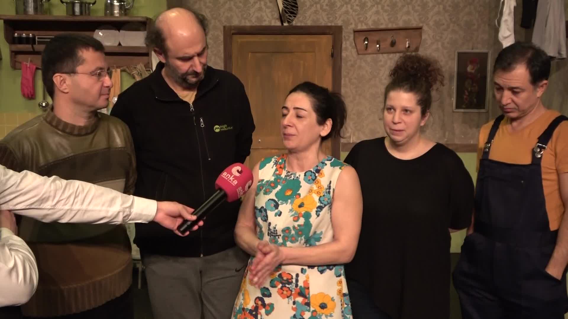 'ÖDENMEYECEK, ÖDEMİYORUZ' ADLI TİYATRO OYUNU DÜN İSTANBUL'DA PRÖMİYER YAPTI