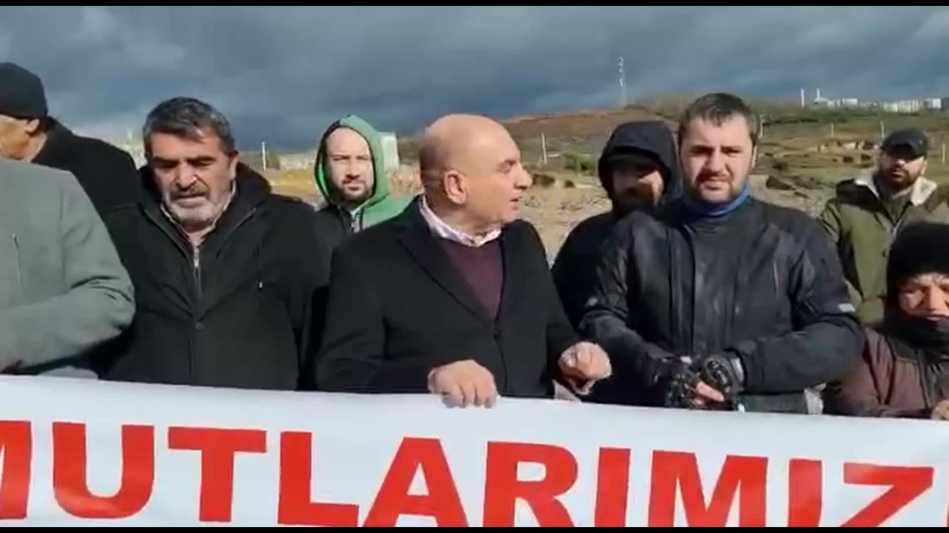TAHSİN TARHAN, KOCAELİ KÖRFEZ'DE TESLİM ETMEDİĞİ KONUTLARLA İLGİLİ TOKİ'YE TEPKİ GÖSTERDİ: "KONUTLAR ORTADA YOK, MÜTEAHHİT KAÇIP GİTMİŞ"
