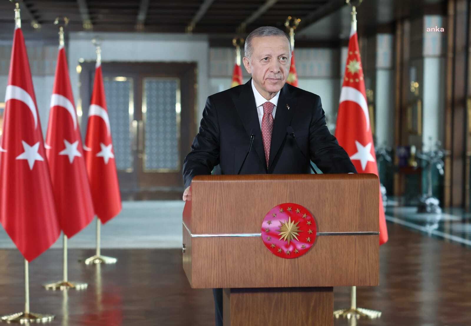 ERDOĞAN: “YAŞADIĞIMIZ BU FELAKETİ İNŞALLAH HEP BİRLİKTE EN KISA SÜREDE VE EN AZ HASARLA ATLATMAYI TEMENNİ EDİYOR, ÇALIŞMALARIMIZI SÜRDÜRÜYORUZ”