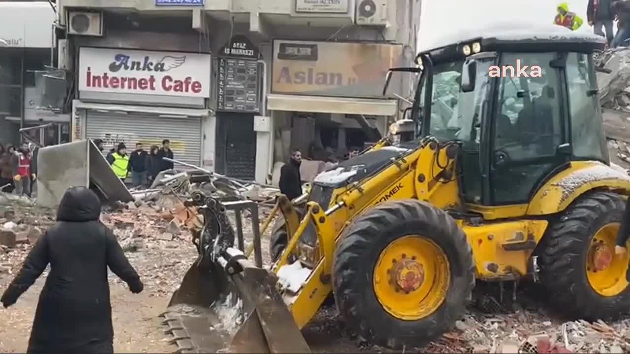 7,4 BÜYÜKLÜĞÜNDEKİ DEPREM 10 İLİ VURDU... MALATYA'DA ARAMA KURTARMA ÇALIŞMALARI DEVAM EDİYOR