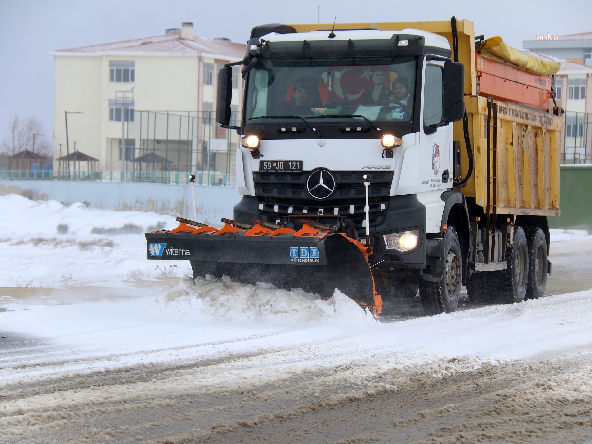ÇERKEZKÖY’DE KAR TEMİZLEME VE TUZLAMA ÇALIŞMALARI DEVAM EDİYOR