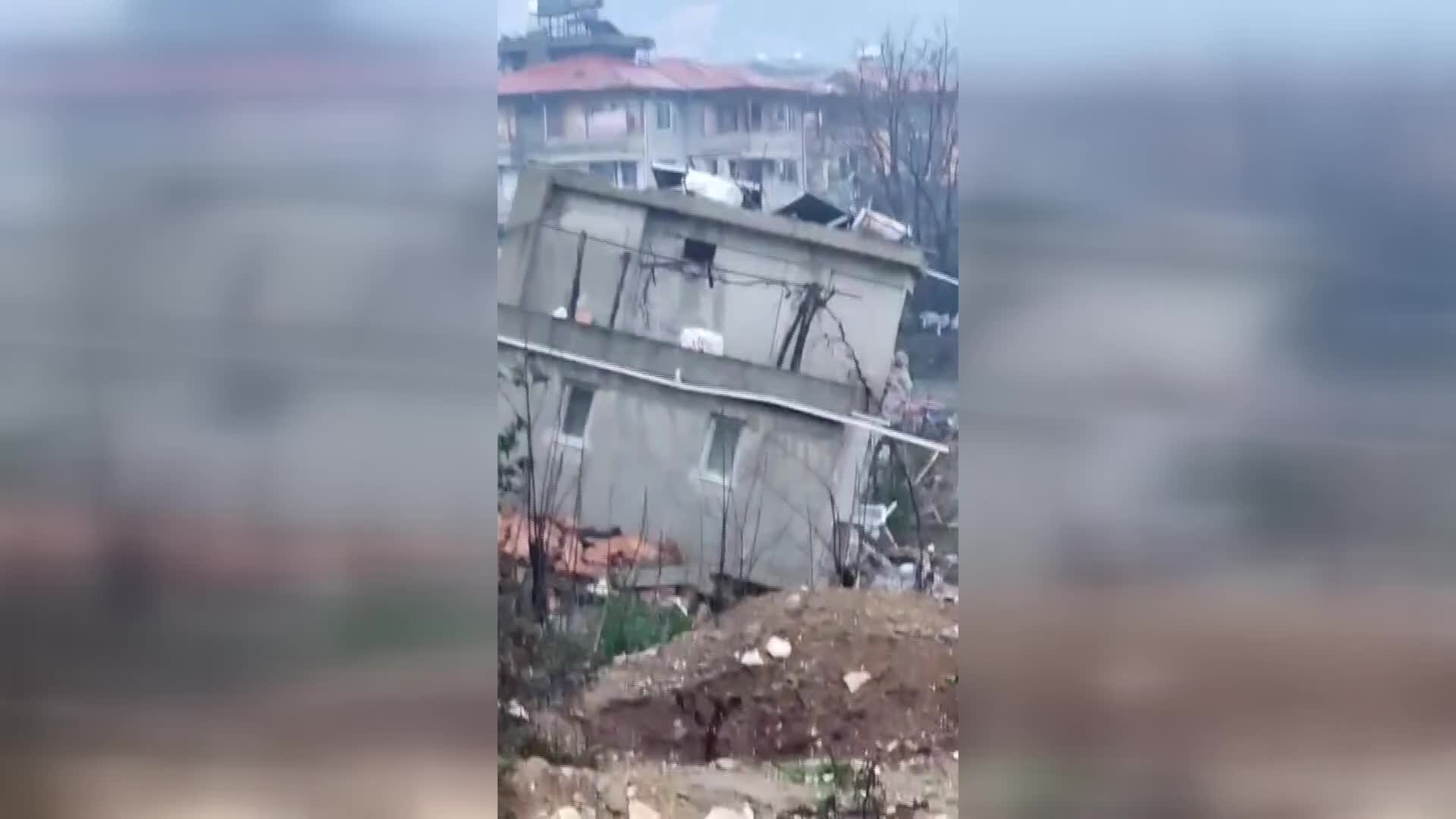 7,7 BÜYÜKLÜĞÜNDEKI DEPREM 10 İLİ VURDU… HATAY’IN DEFNE İLÇESİNDE YARDIM BEKLENİYOR